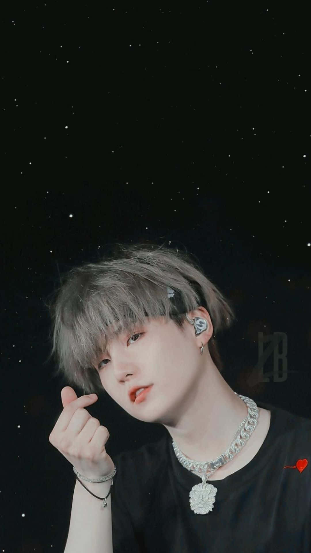슈가 桌布 壁紙 — 一位擁有銀色頭髮和珠寶的年輕人，在繁星點點的夜空背景下擺姿勢。