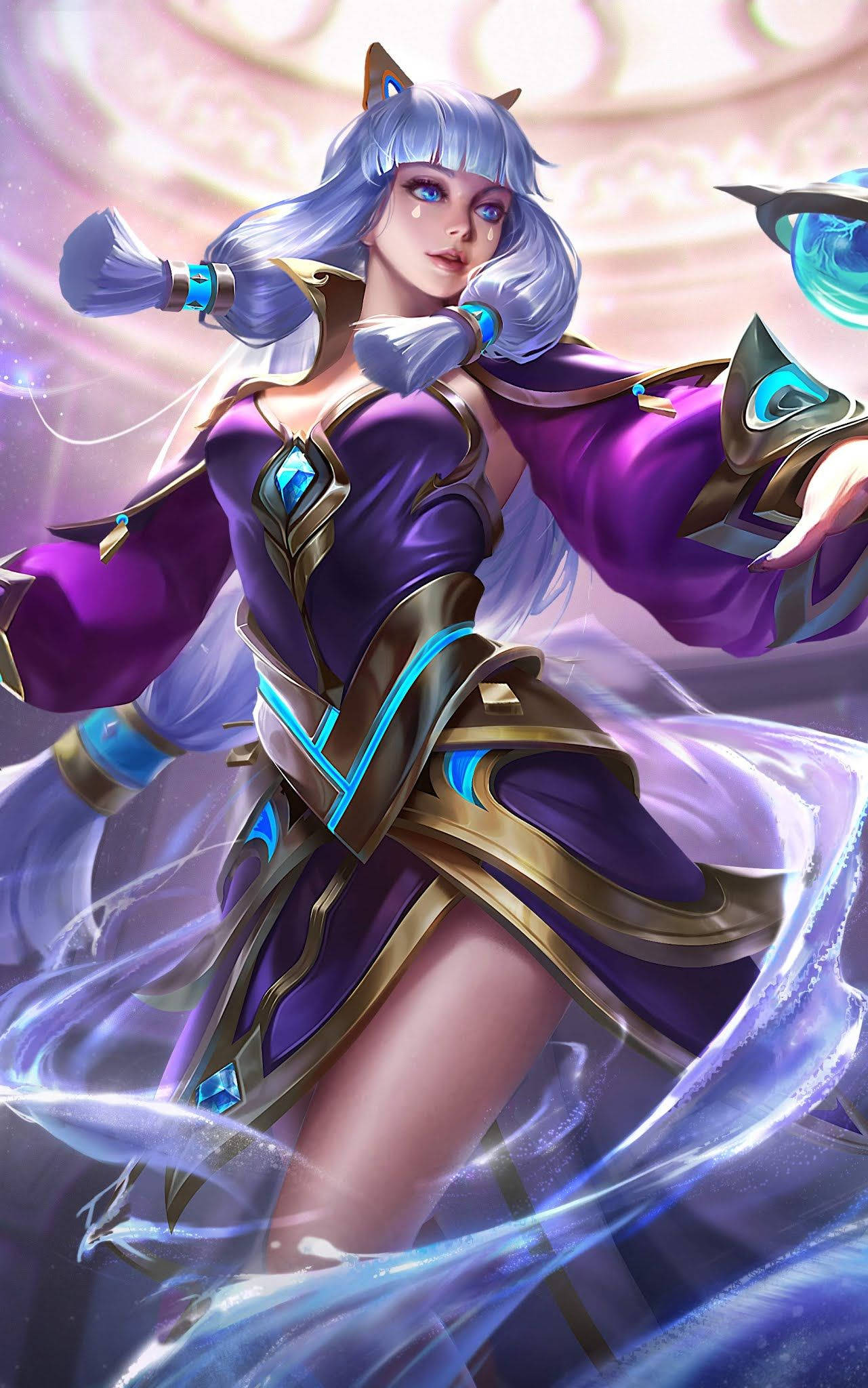 Guinevere 桌布 壁紙 — 一位擁有銀色頭髮和貓耳的奇幻動畫法師，身穿鮮豔的紫色和金色服裝，揮舞著發光的藍色魔法。
