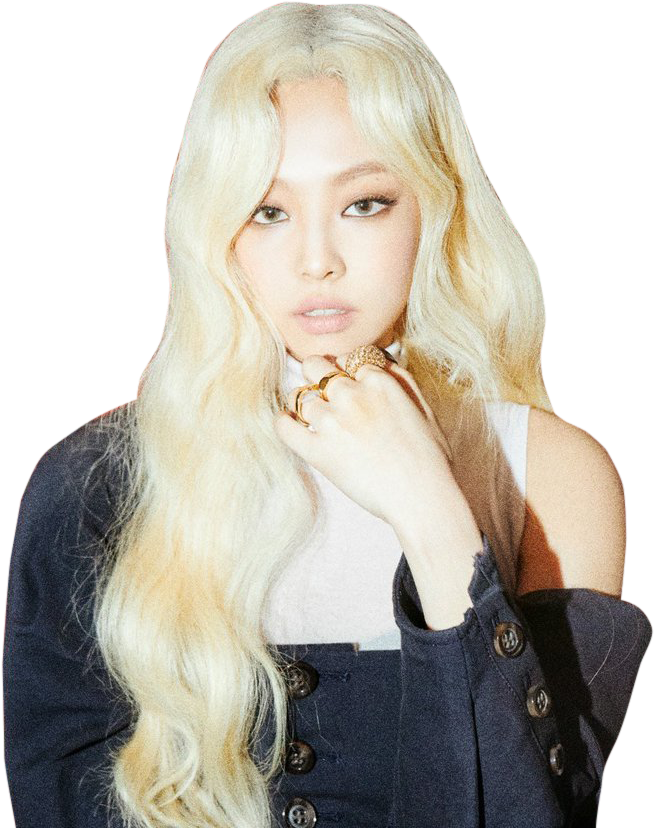 BLACKPINK 桌布 壁紙 — 一位擁有長白金金色波浪髮型的女性，在純黑背景前將手靠近臉龐，溫柔地凝視。