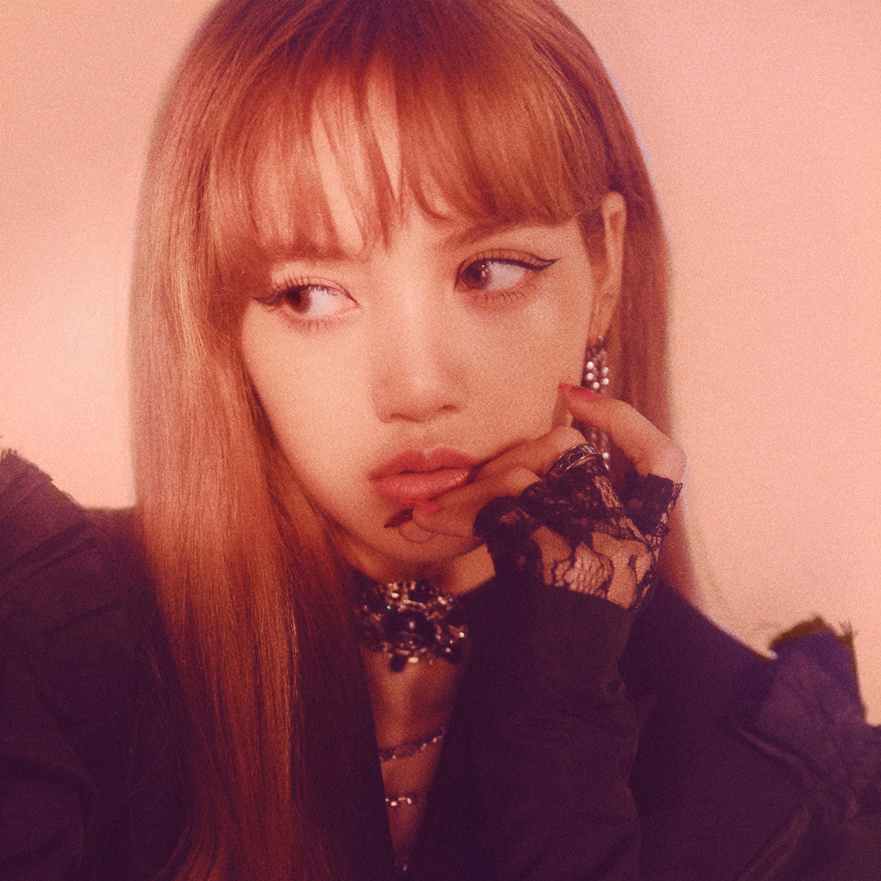 Lalisa 桌布 壁紙 — 一位擁有長紅髮和大膽妝容的年輕女性，在柔和的粉紅色背景前，將下巴擱在戴著蕾絲手套的手上，側目凝視。