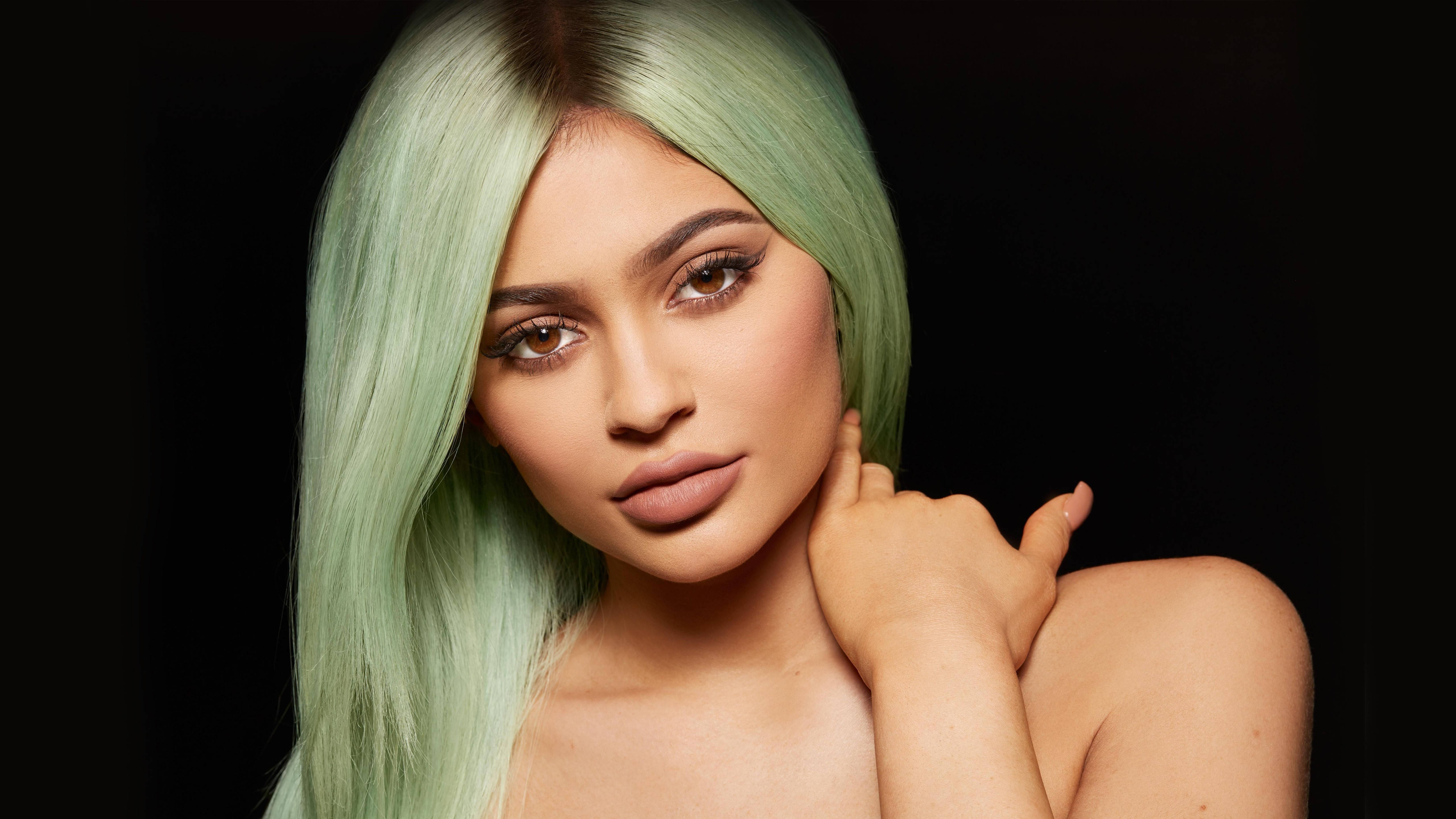 Kylie 桌布 壁紙 — 一位擁有長薄荷綠髮的女性在黑色背景下直視鏡頭。