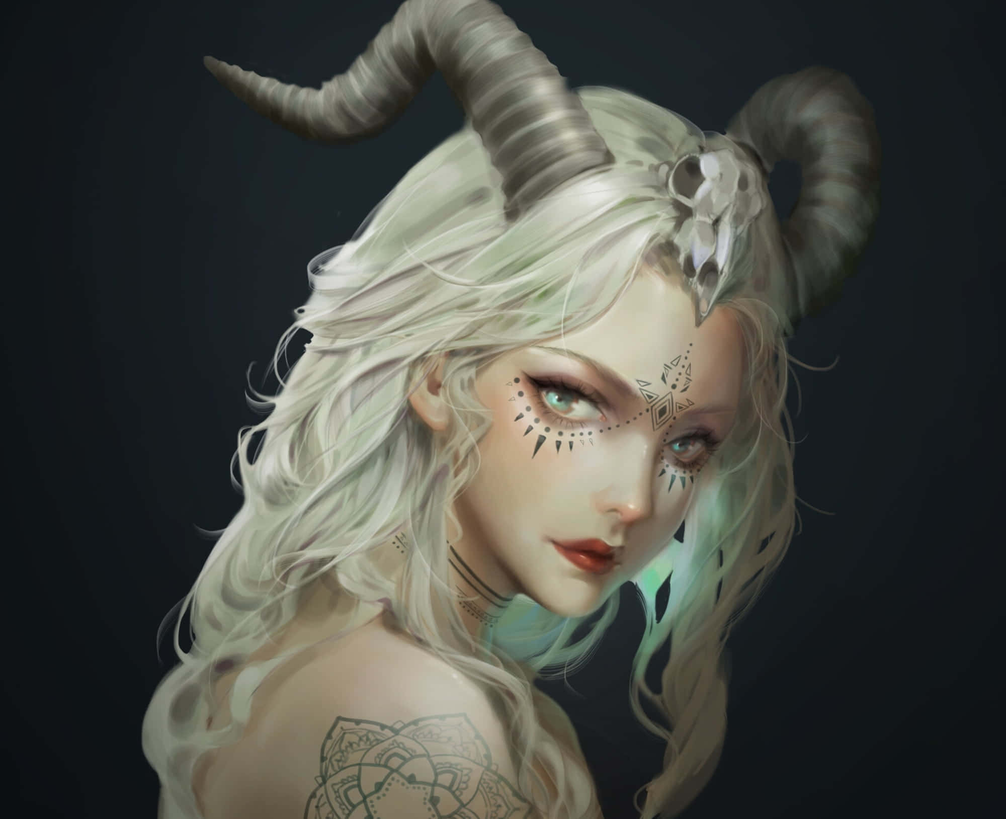Zodiac Sign 桌布 壁紙 — 一位擁有長銀髮和彎曲角的詭異美麗女子，在黑暗背景下溫柔凝視。