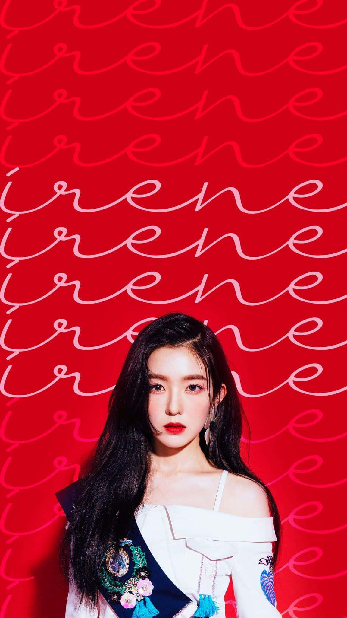 Cute Red 桌布 壁紙 — 一位擁有長長深色頭髮和紅唇的女性，站在充滿重複白色草書 'irene' 文字的鮮紅色背景前。