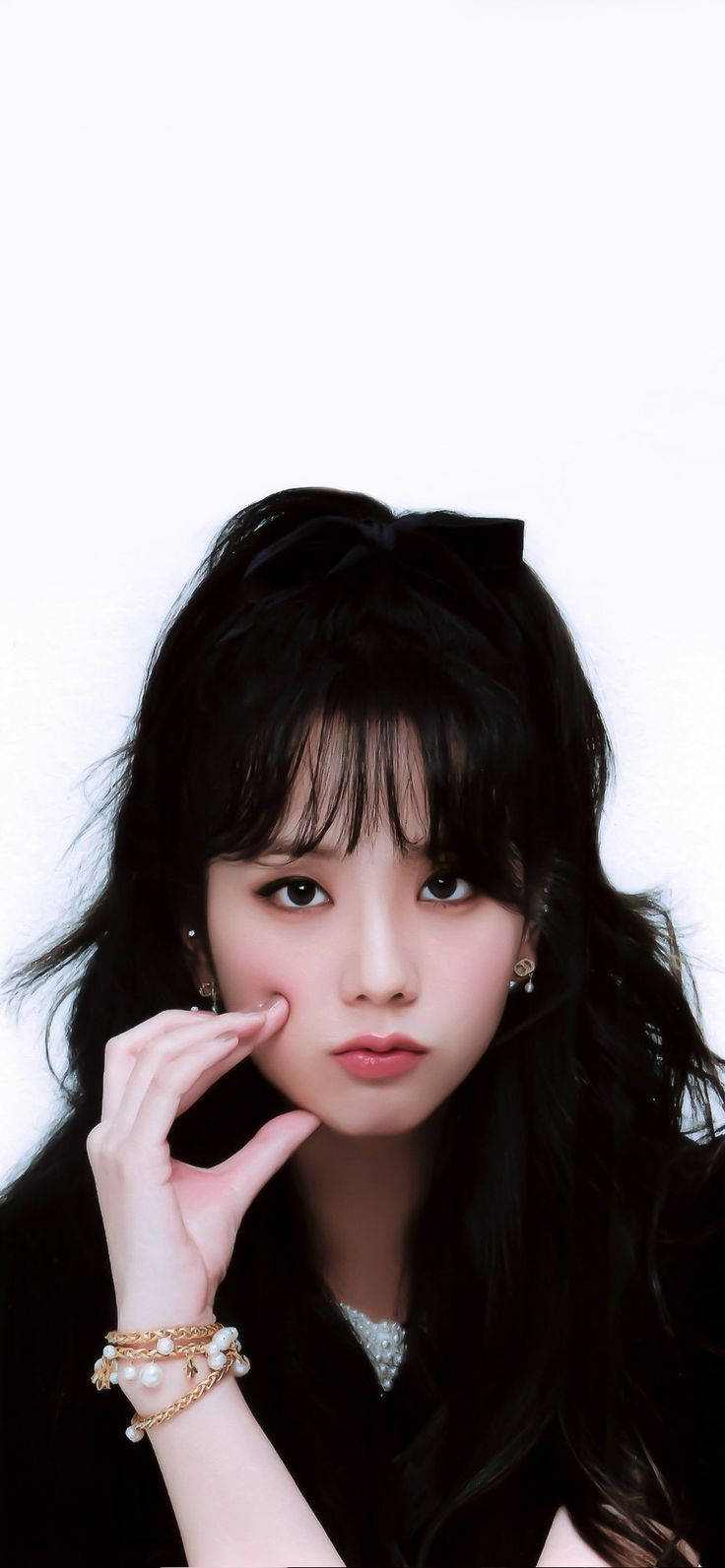 Jisoo Cute 桌布 壁紙 — 一位擁有長長黑髮和珍珠首飾的年輕女性，在純白背景前溫柔地凝視。