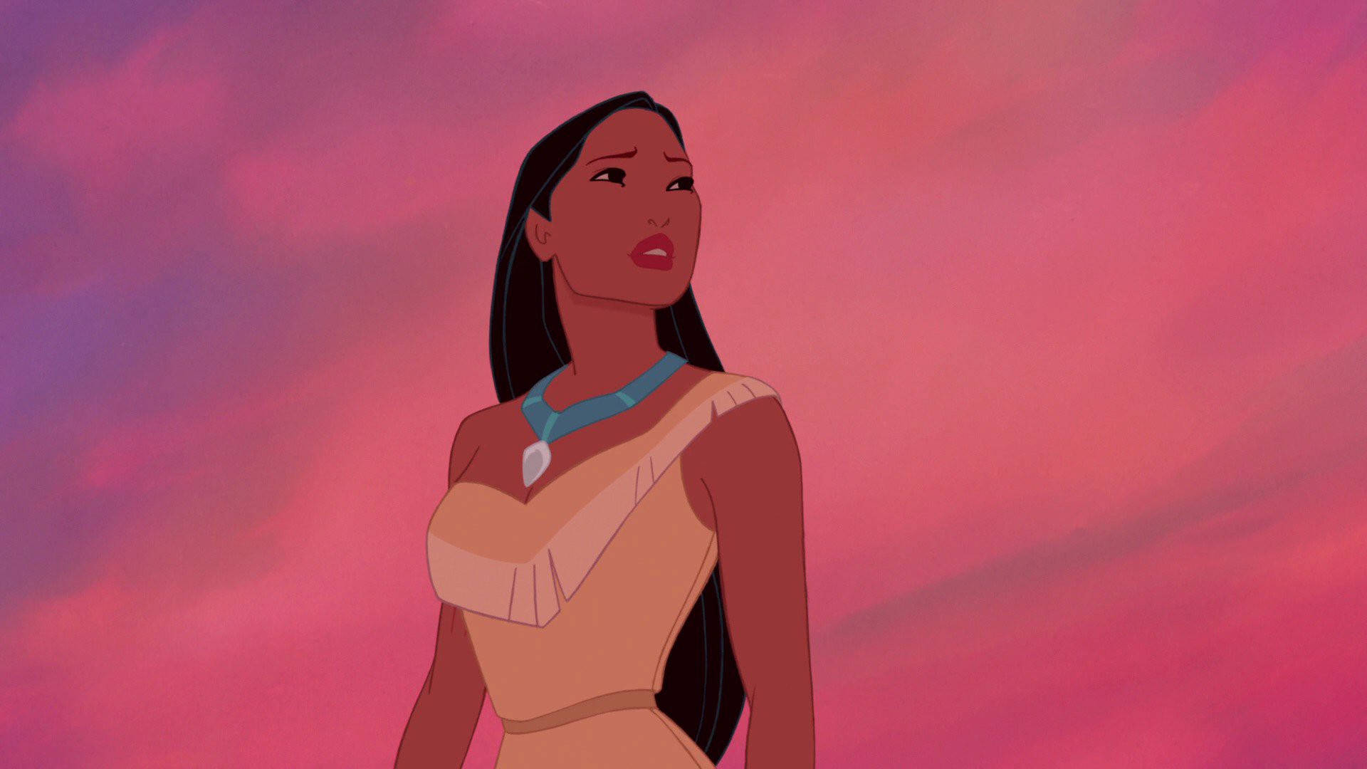 Pocahontas 桌布 壁紙 — 一位擁有長長黑髮的美國原住民女性站在充滿活力的粉紅色和紫色日落天空前。
