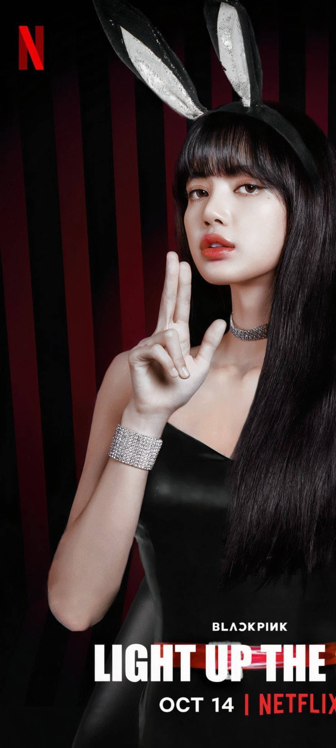 lisa 桌布 壁紙 — 一位擁有長黑髮和兔耳的女性在紅黑條紋背景前比出和平手勢。