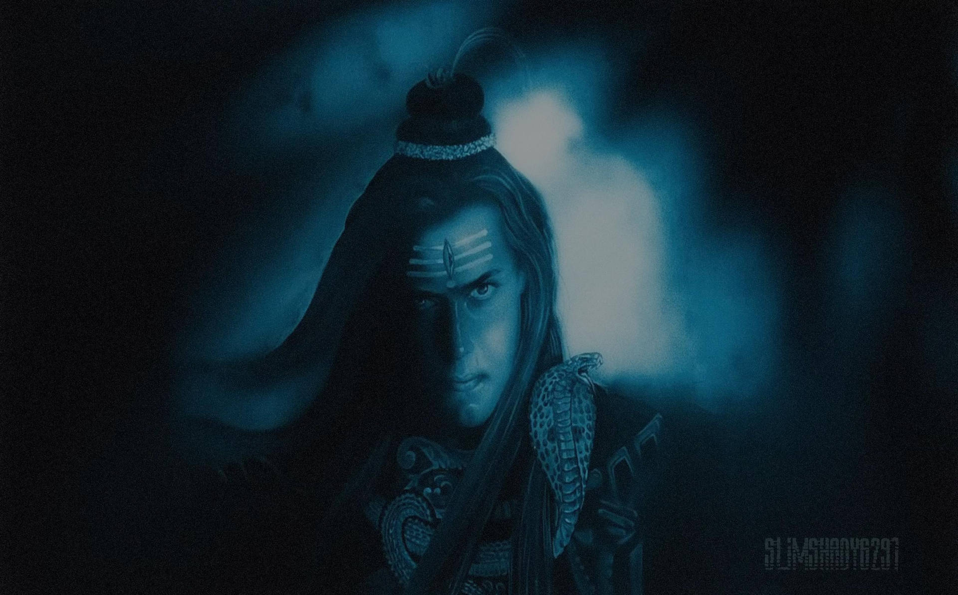 一位擁有額頭標記的黑髮戰士，在藍色神秘場景中專注地凝視。 — 濕婆神 壁紙