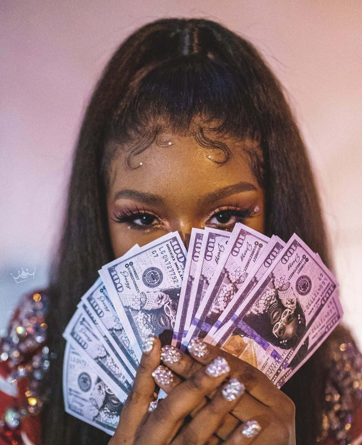 Boujee Aesthetic 桌布 壁紙 — 一位擁有閃亮指甲和閃耀服飾的女性，將扇狀展開的百元美鈔舉在臉前，只露出一隻眼睛。