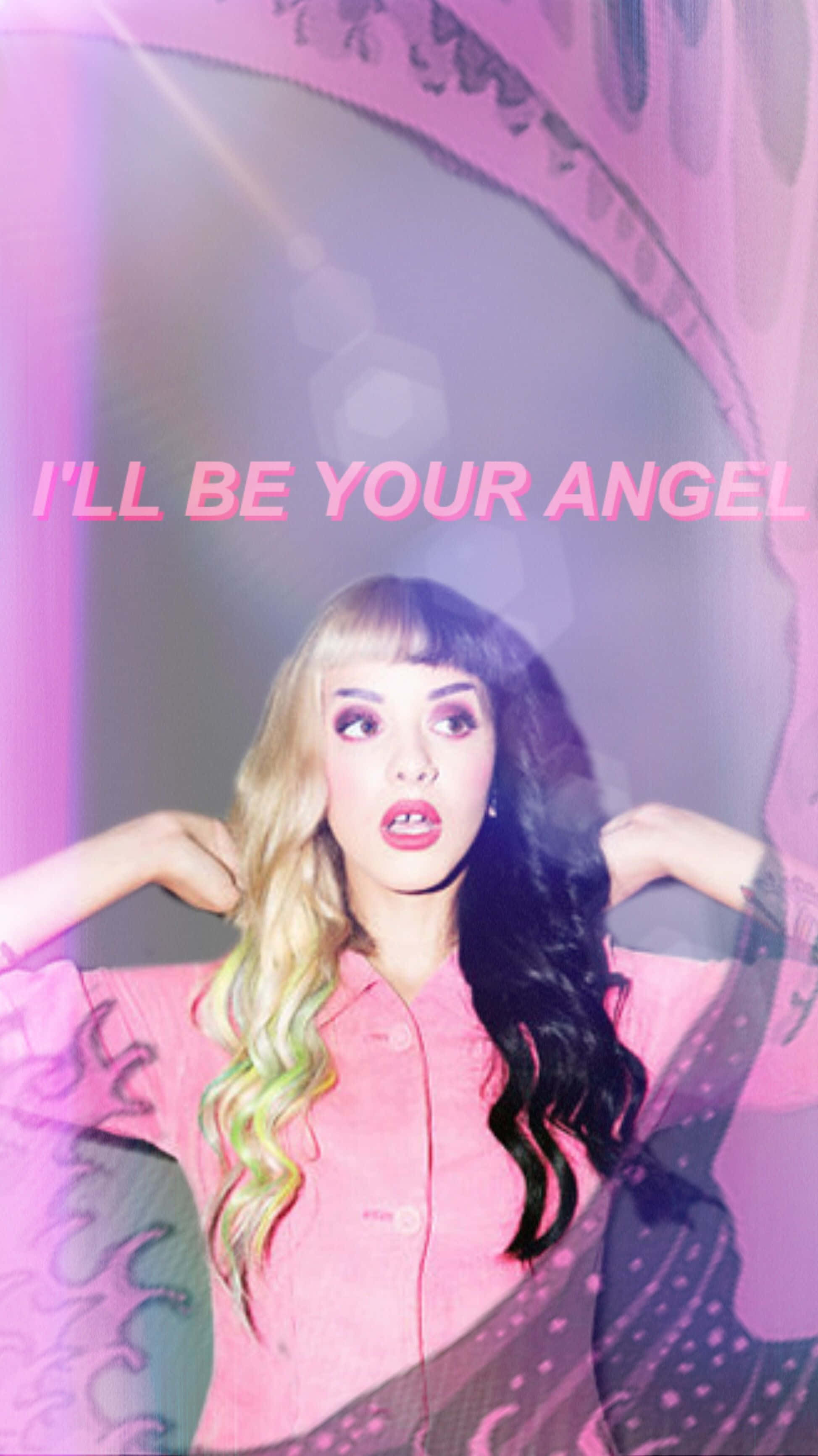 Melanie Martinez Aesthetic 桌布 壁紙 — 一位擁有雙色頭髮的女性在粉紅色華麗鏡子背景和發光文字前戲劇性地擺姿勢。