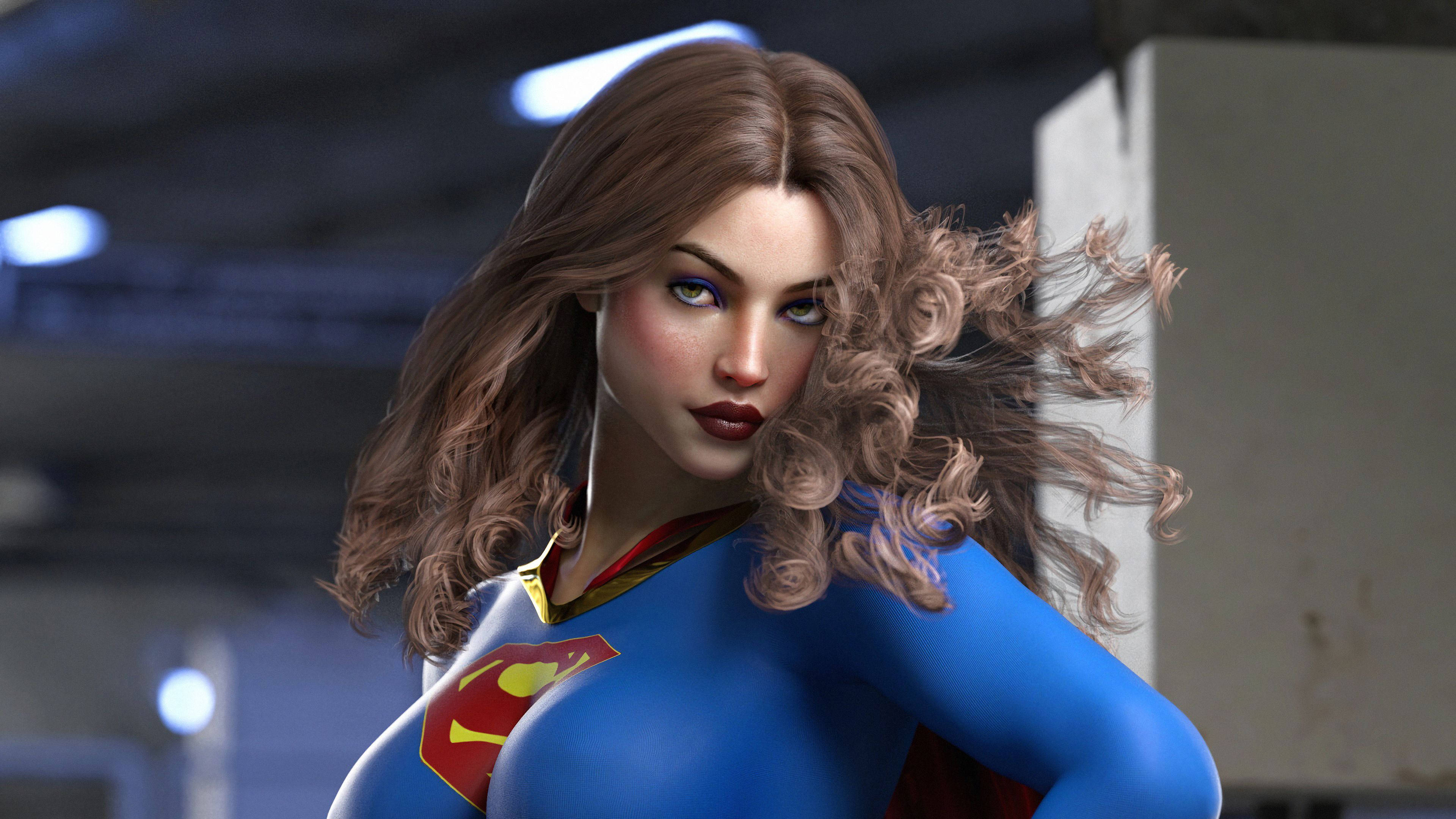 Superwoman 桌布 壁紙 — 一位擁有飄逸棕色頭髮和藍色套裝的女超級英雄自信地站在昏暗的城市環境中。