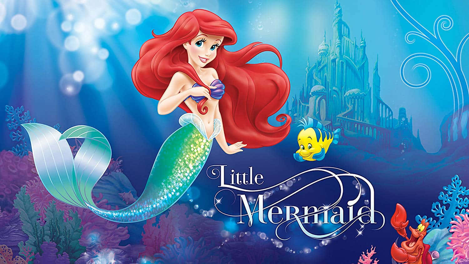 little mermaid 桌布 壁紙 — 一位擁有飄逸紅髮和閃閃發光尾巴的美人魚在水下微笑，旁邊有一條黃色的魚和一隻螃蟹，靠近一座城堡。