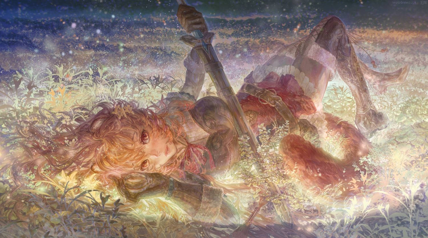 Raphtalia 桌布 壁紙 — 一位擁有飄逸紅髮的戰士躺在閃爍花朵的田野中，在星光璀璨的暮色天空下，手持一把劍。
