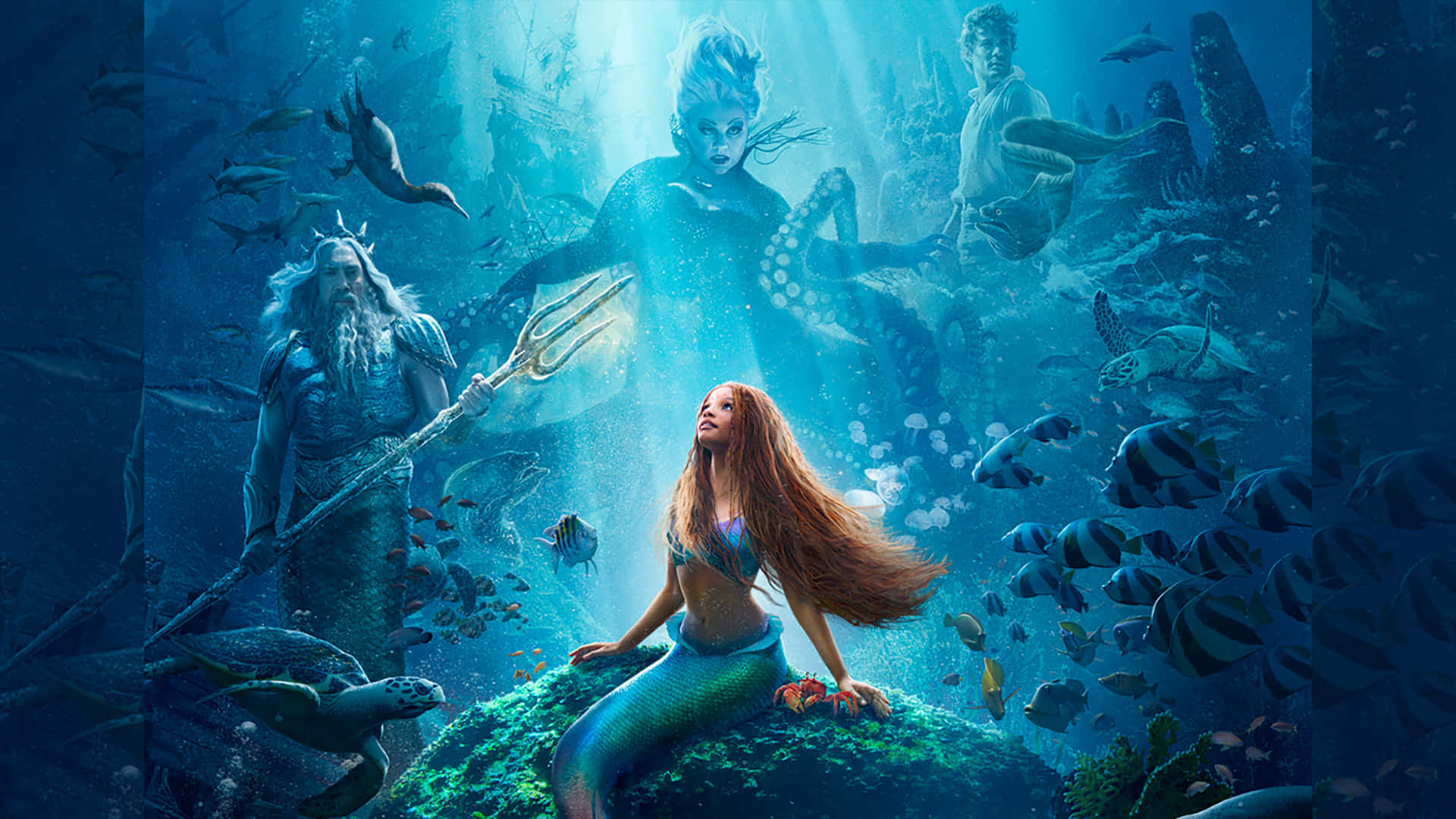 The Little Mermaid 桌布 壁紙 — 一位擁有飄逸紅髮的美人魚坐在珊瑚礁上，陽光穿透海洋，周圍環繞著魚類和神話中的海洋生物。