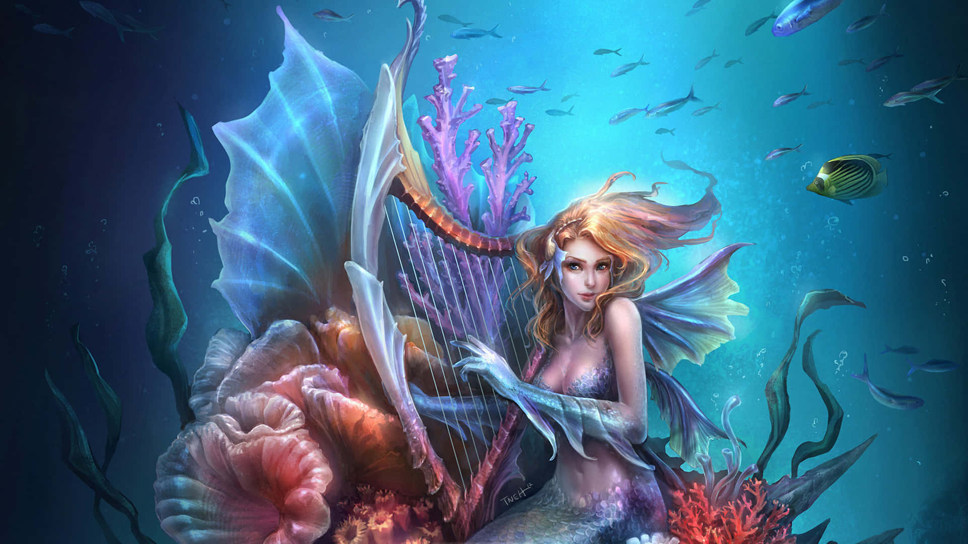 美人魚 桌布 壁紙 — 一位擁有飄逸金髮和半透明翅膀的美人魚，在陽光照耀的水下場景中，於色彩繽紛的珊瑚和游動的魚群中彈奏豎琴。