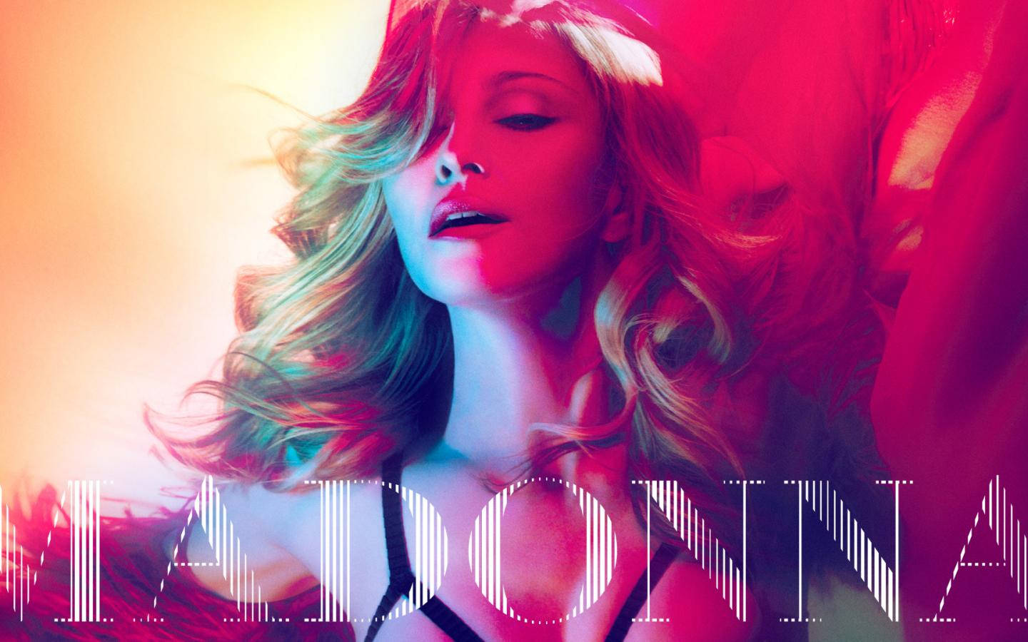 Madonna 桌布 壁紙 — 一位擁有飄逸長髮的女性，沐浴在鮮豔的紅色和青色燈光中，前景有粗體字型。
