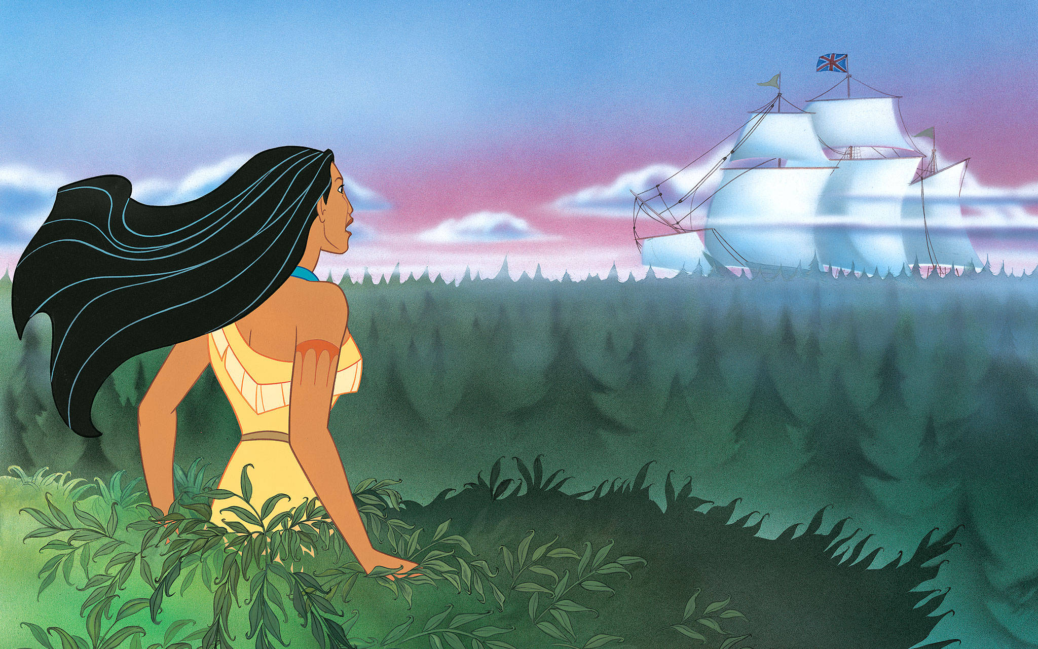 Pocahontas 桌布 壁紙 — 一位擁有飄逸黑髮的美洲原住民女性，凝視著在暮色中於霧氣瀰漫的地平線上航行的遙遠英國船隻。