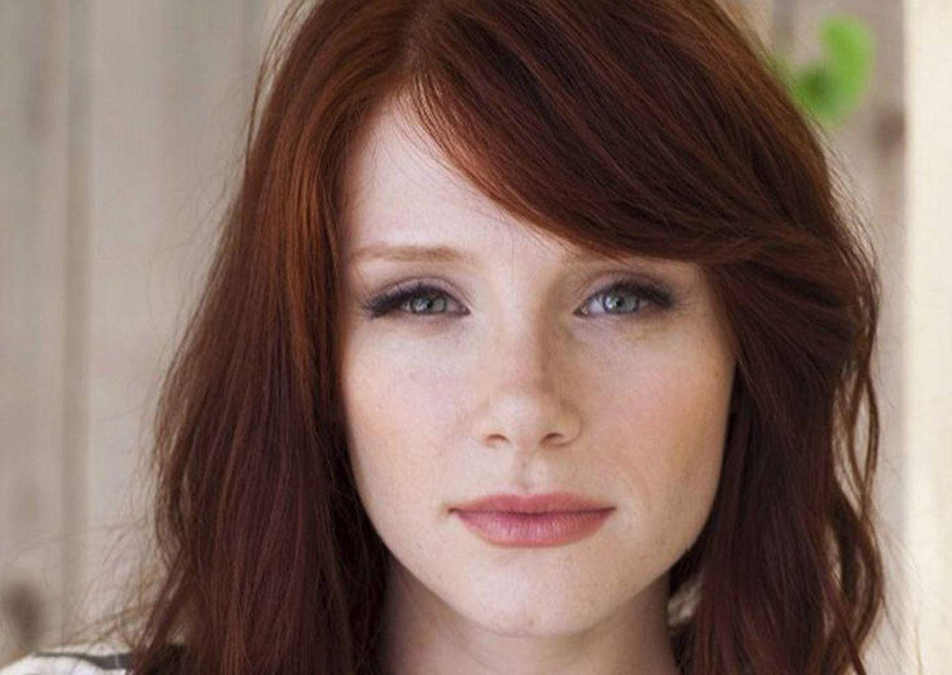 Celebrity 桌布 壁紙 — 一位擁有鮮豔紅髮和引人注目藍眼睛的女性近距離肖像，溫柔地凝視著鏡頭。