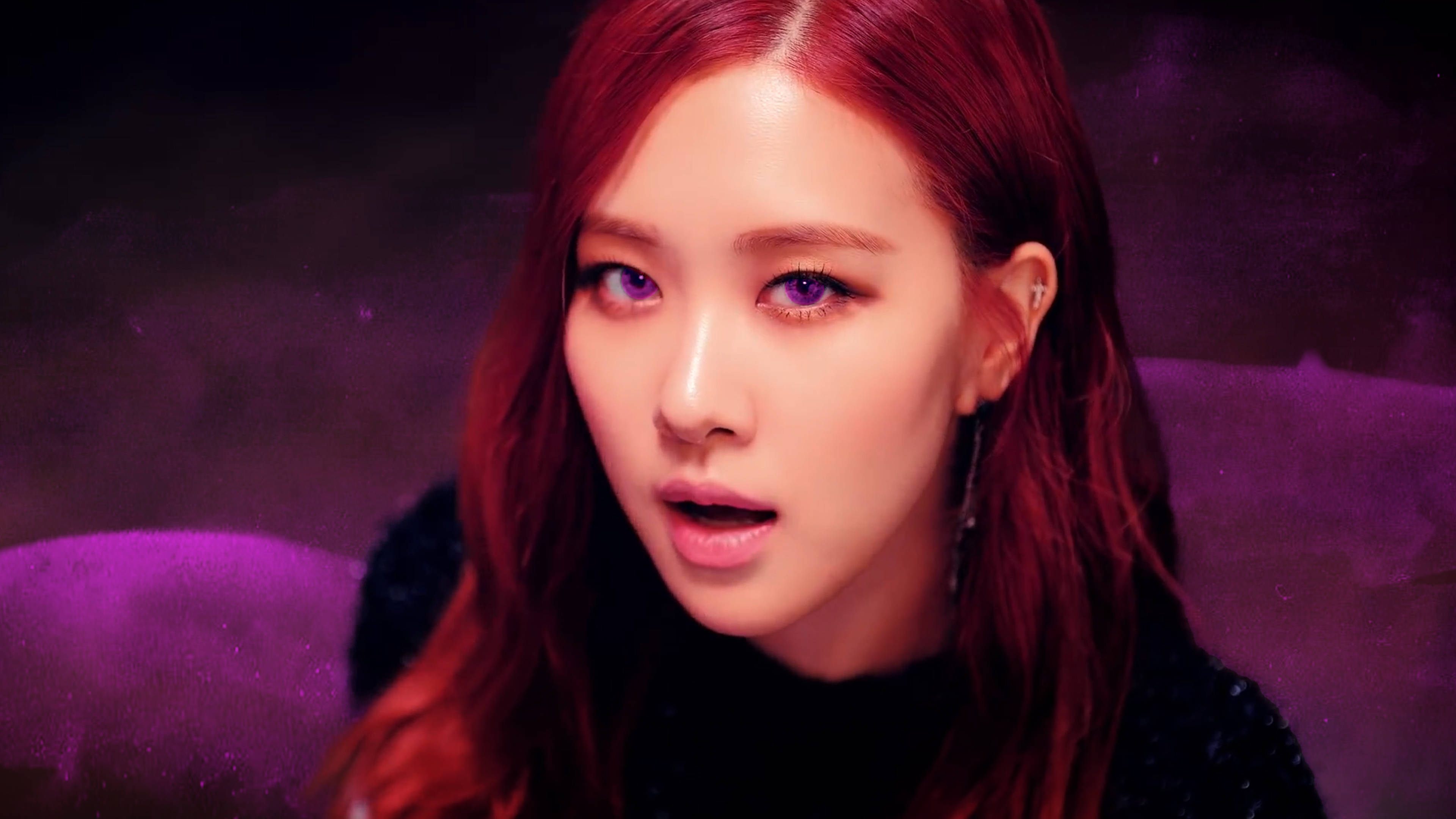 Rose Blackpink 桌布 壁紙 — 一位擁有鮮豔紅髮和紫色眼睛的女性，在煙霧繚繞的紫色背景下凝視著。
