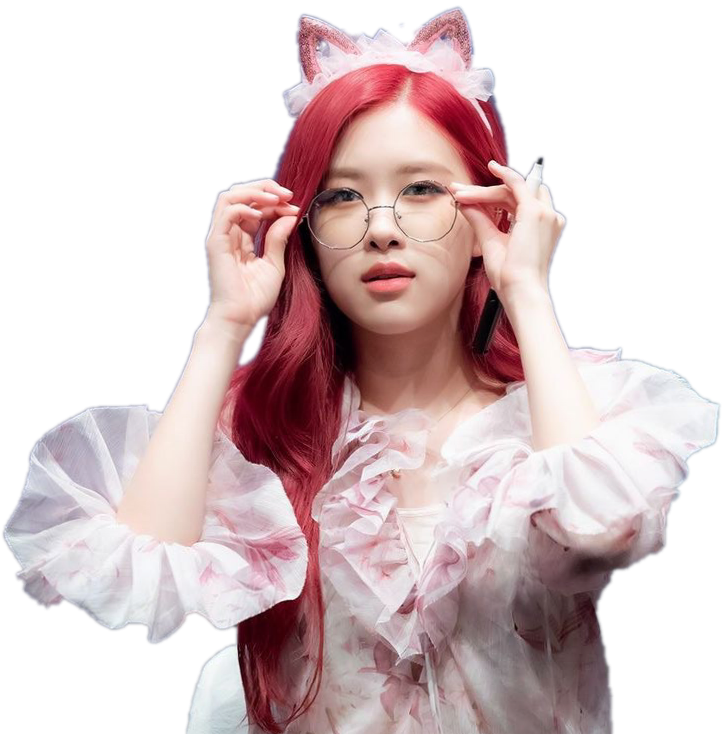 BLACKPINK 桌布 壁紙 — 一位擁有鮮豔紅髮和貓耳的年輕女性，穿著精緻的花卉襯衫，調整她的圓框眼鏡。