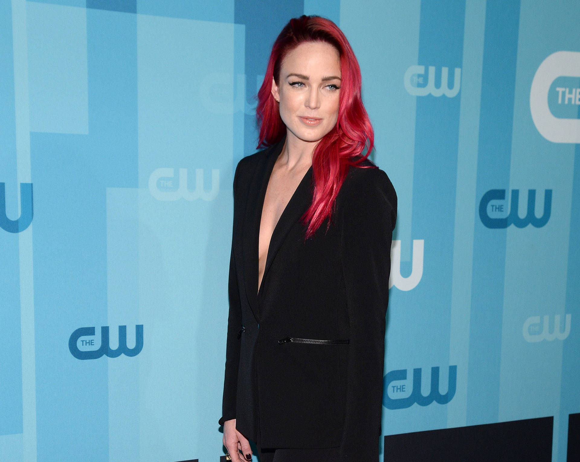 在CW活動中穿著黑色西裝外套的紅髮女性。 — Caity Lotz 動圖 壁紙