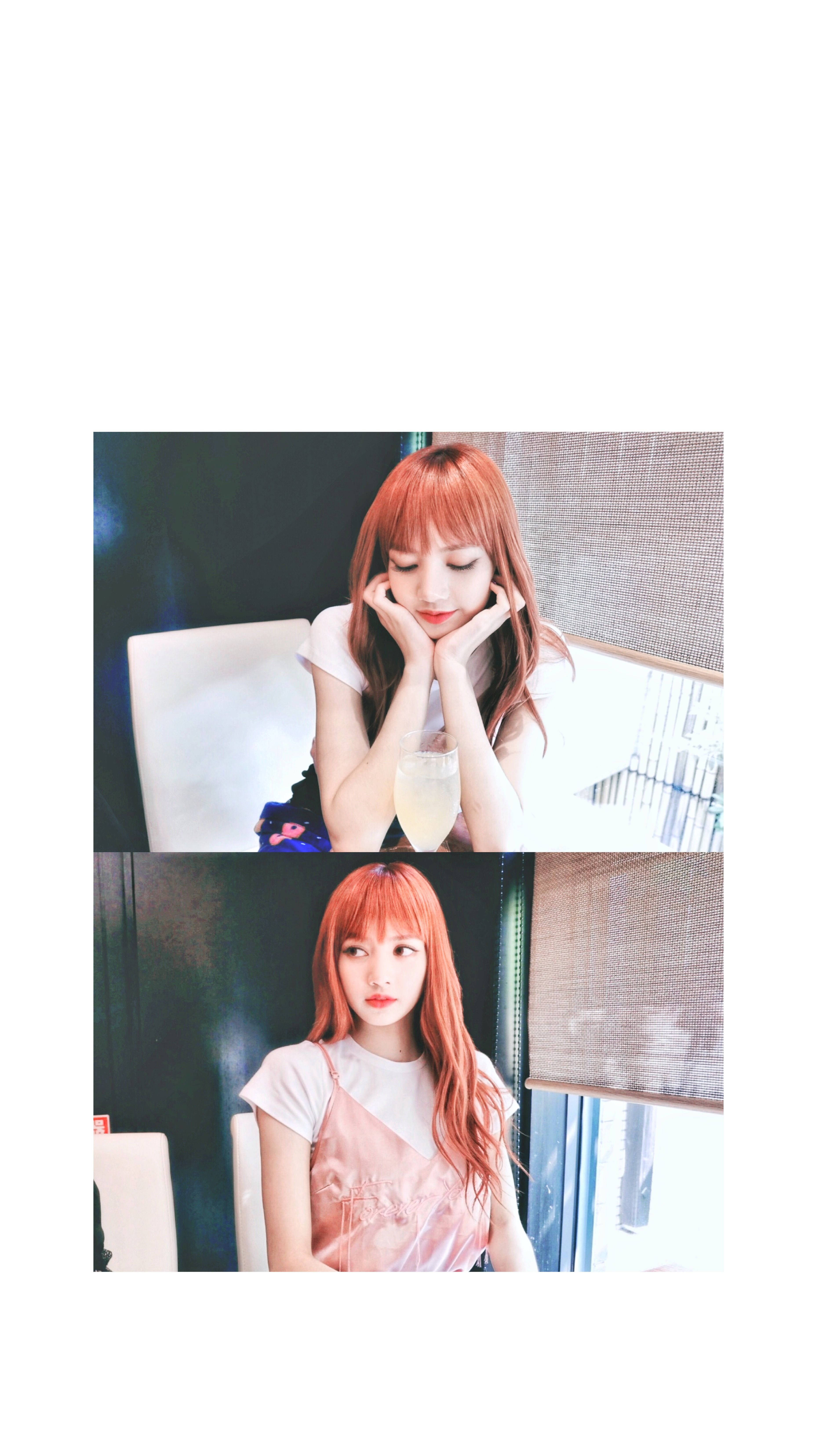 lisa 桌布 壁紙 — 一位擁有鮮豔紅髮的年輕女子，在柔和燈光的室內環境中，坐在桌子旁，手托下巴，面前放著一杯飲料。