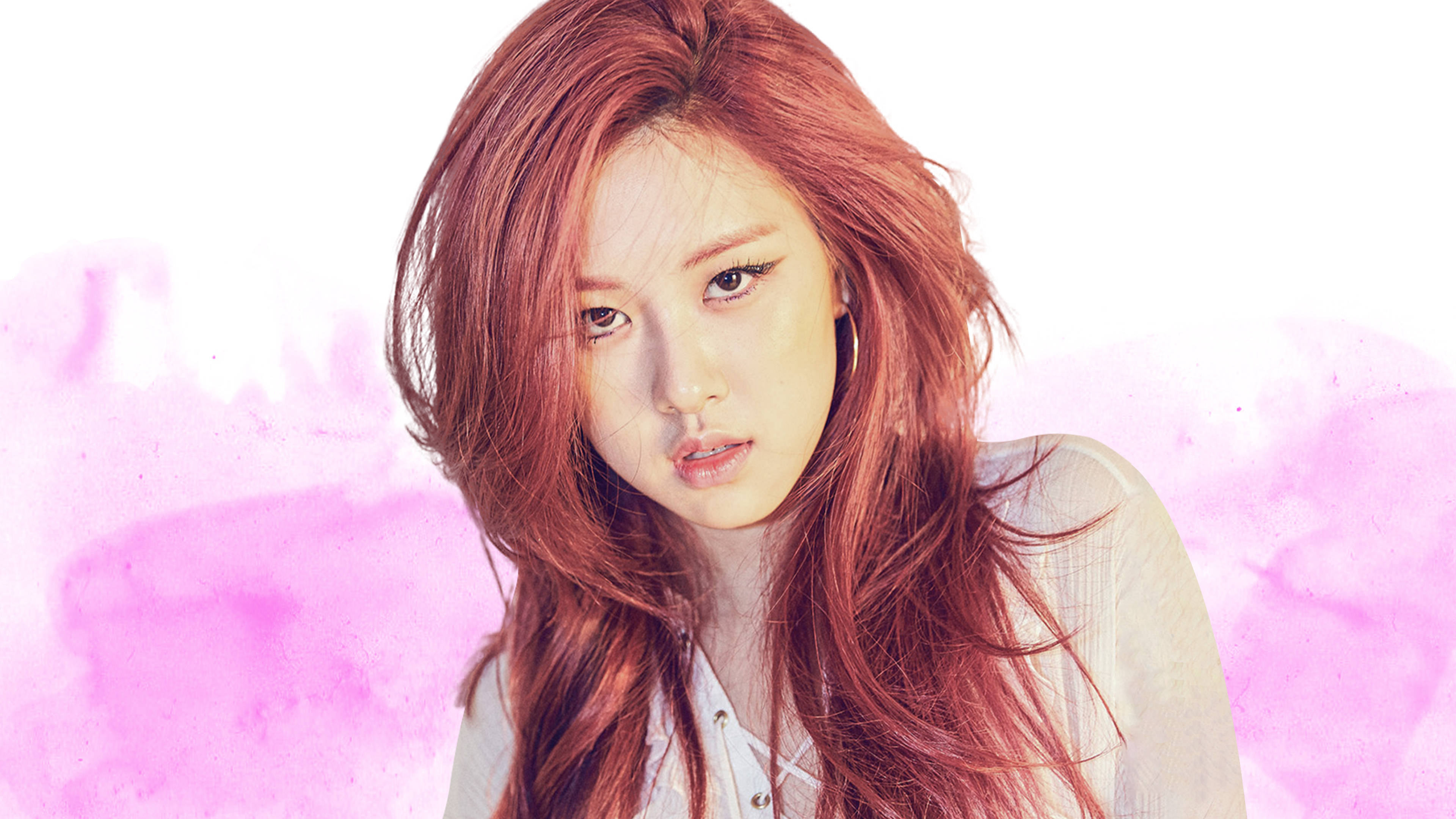 Rose Blackpink 桌布 壁紙 — 一位擁有鮮豔紅髮的年輕女性，在柔和的粉紅色水彩背景中凝視著。