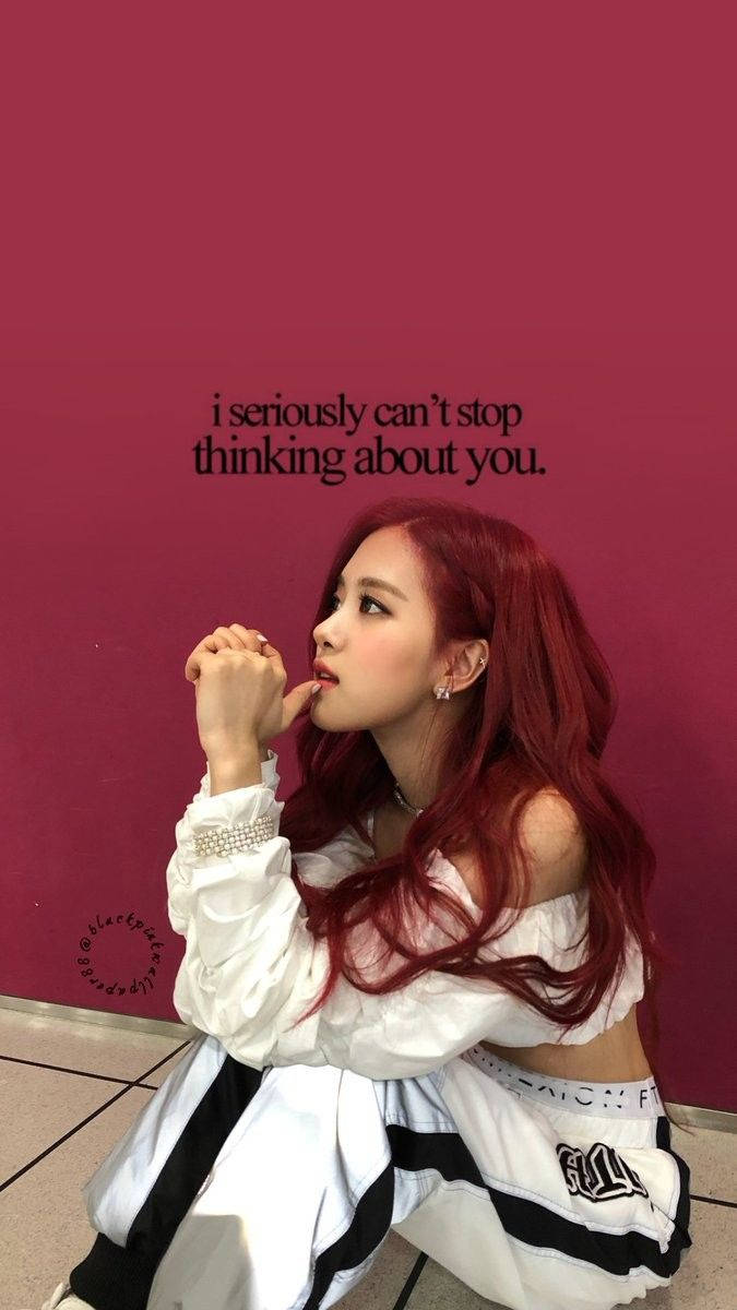 BLACKPINK 桌布 壁紙 — 一位擁有鮮豔紅髮的年輕女性跪在深粉紅色的牆前，身穿白色露肩上衣和黑白褲子，文字疊加寫著「我真的無法停止想你」。