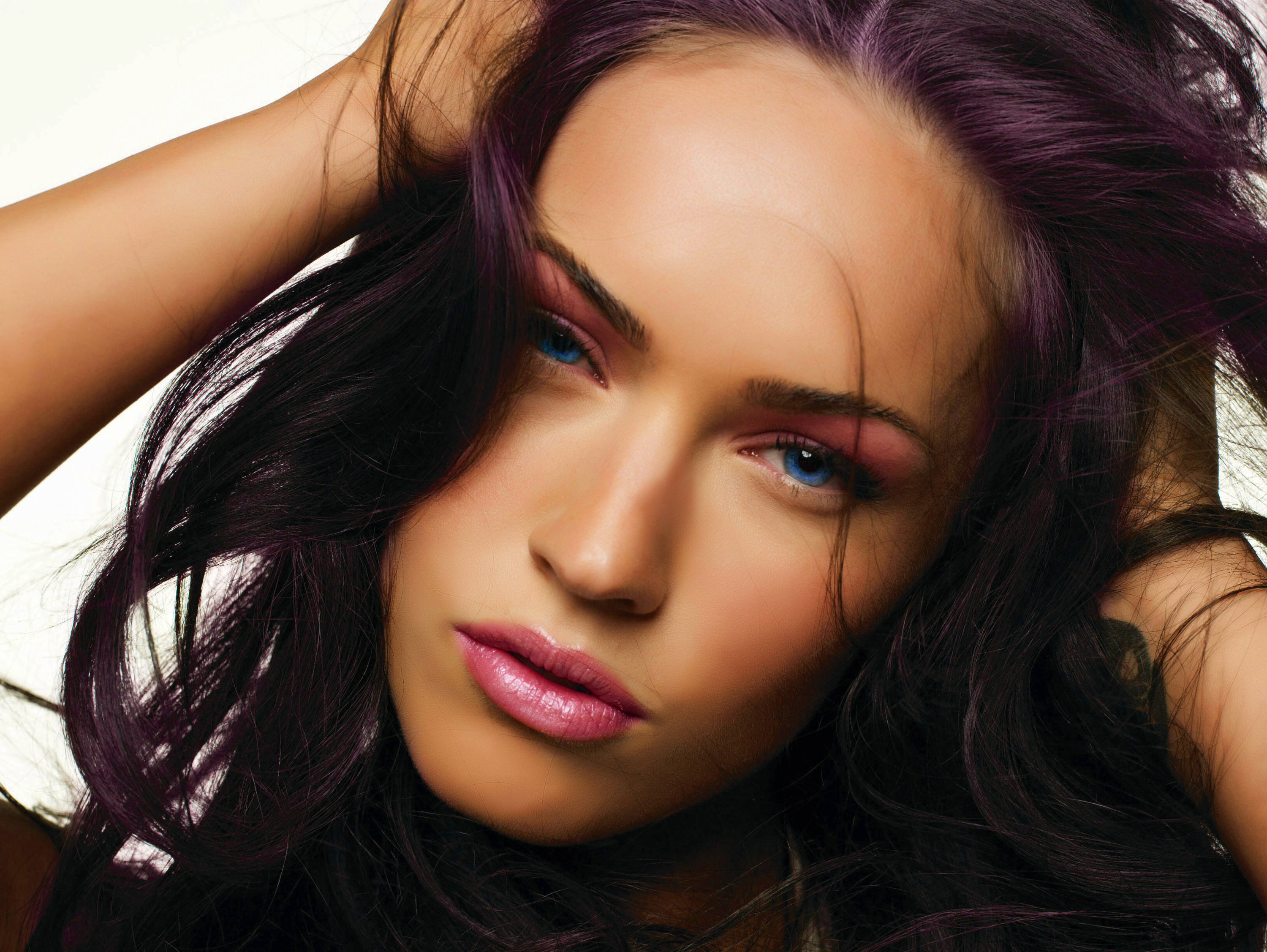 Megan Fox HD 桌布 壁紙 — 一位擁有鮮豔紫色頭髮和大膽粉紅色化妝的女性近距離肖像，她正凝視著相機。