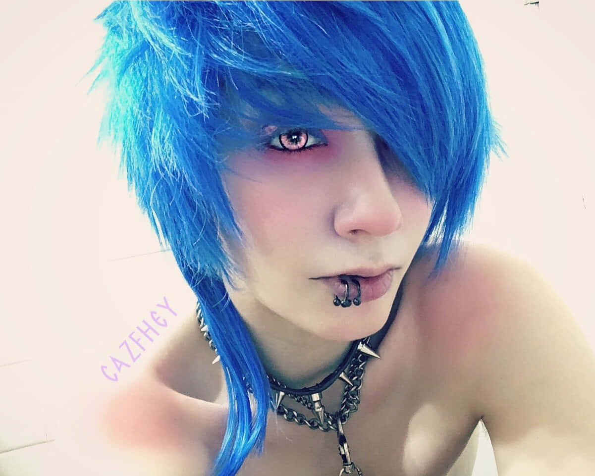 emo 美學 桌布 壁紙 — 一位擁有鮮豔藍色頭髮和粉紅色眼妝的人，戴著唇環和尖刺頸鍊，在純色背景前擺姿勢。
