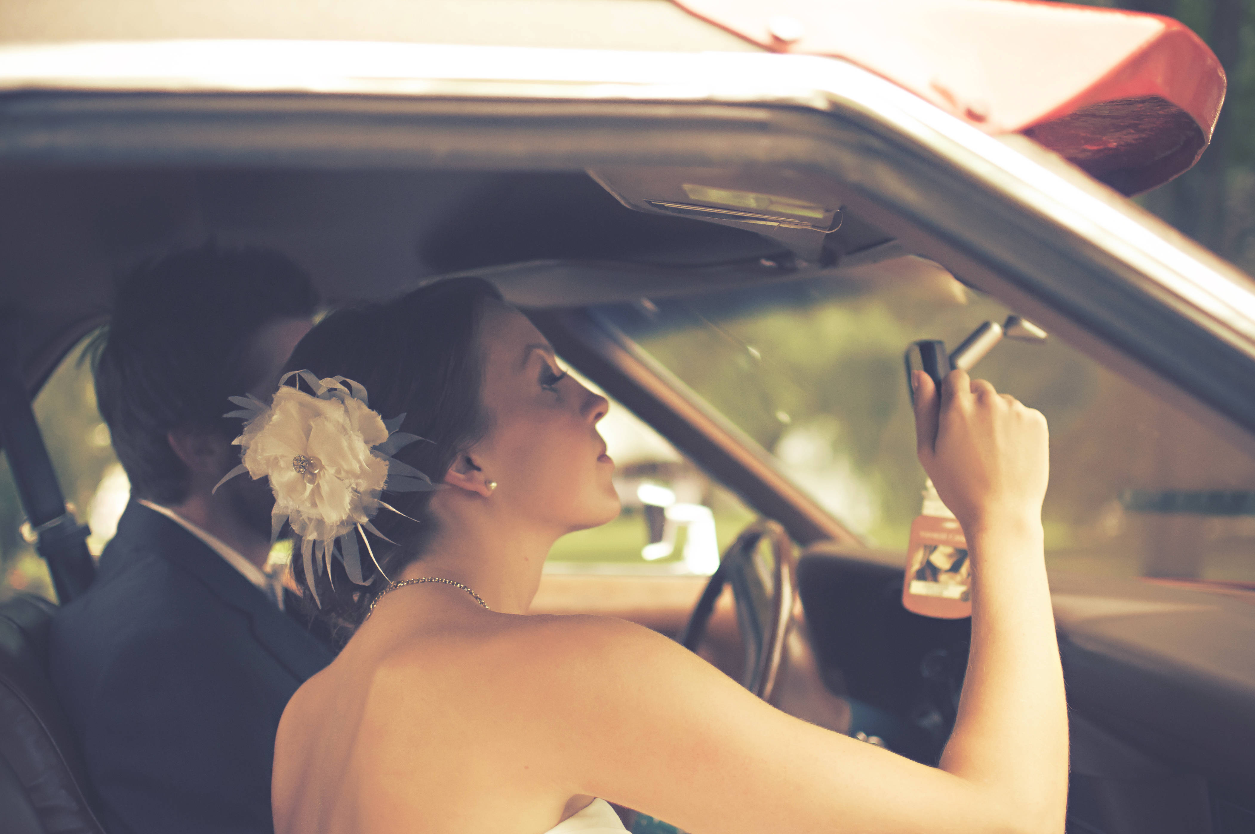 Groom 桌布 壁紙 — 一位新娘戴著白色花卉頭飾，在復古車內與新郎一起自拍。
