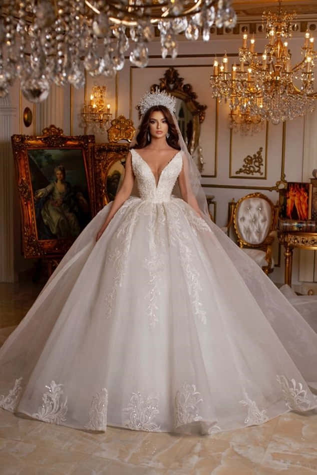 Wedding Gown 桌布 壁紙 — 一位新娘穿著華麗的白色禮服，在鍍金宮殿房間閃爍的水晶吊燈下威嚴地站立。