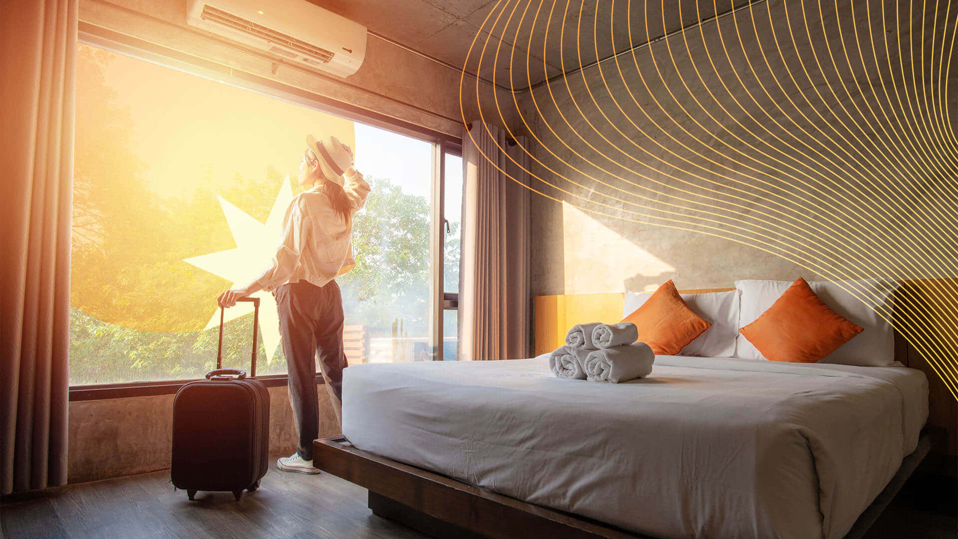 Bedroom 桌布 壁紙 — 一位旅客帶著行李箱站在現代飯店房間的陽光窗邊，房間內有床和橙色枕頭。