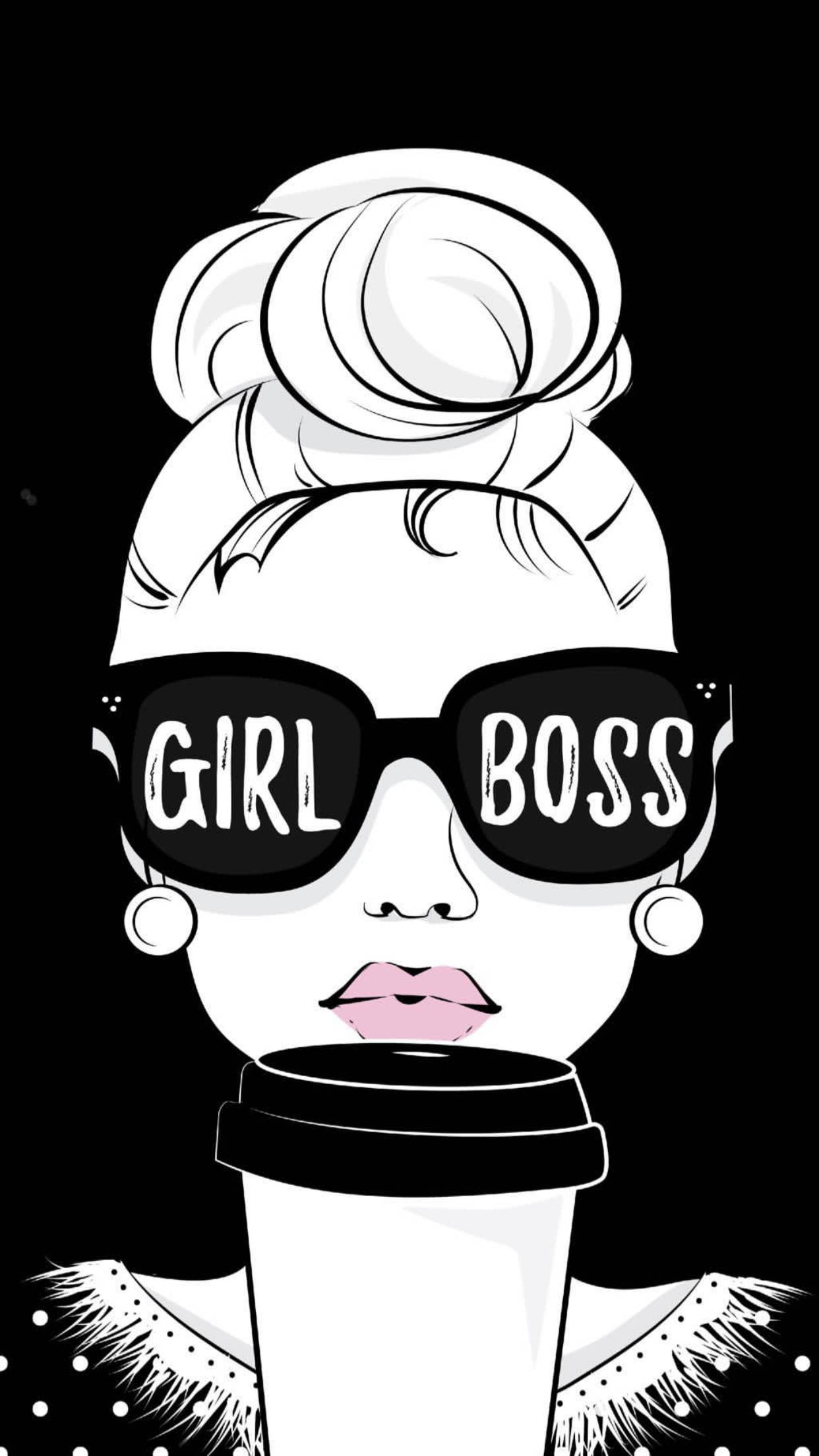 boss 桌布 壁紙 — 一位時尚女性，梳著高髮髻，戴著「GIRL BOSS」太陽眼鏡，在黑色背景前手持咖啡杯。