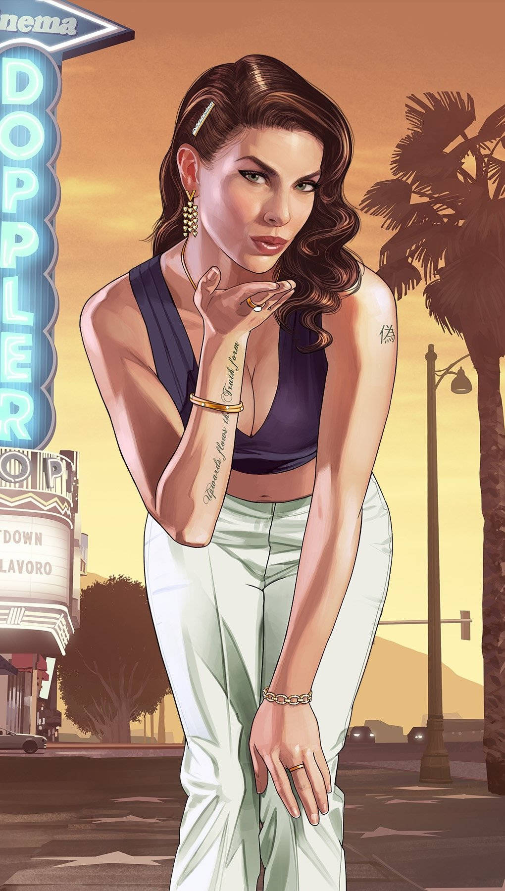 一位有刺青的時尚女性在日落時分在復古電影院附近擺姿勢。 — GTA 5 動圖 壁紙