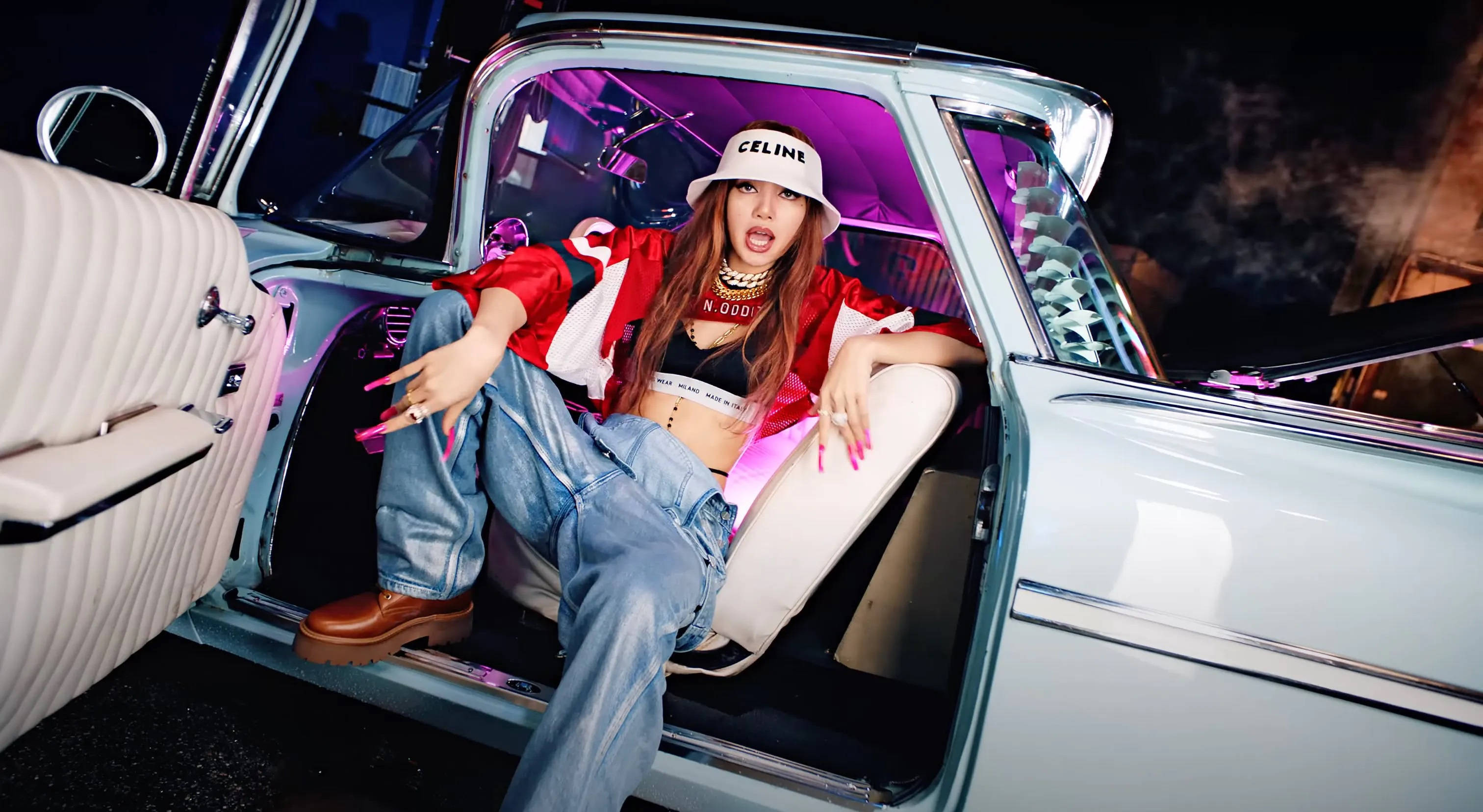 BLACKPINK 桌布 壁紙 — 一位時尚女性在夜間霓虹燈下自信地坐在復古車的後座。