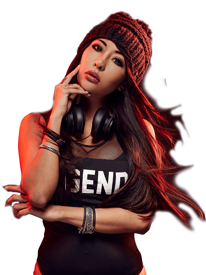 DJ 桌布 壁紙 — 一位時尚女性戴著針織無邊帽和網眼上衣，在黑色背景前自信地戴著耳機擺姿勢，背景沐浴在紅光中。