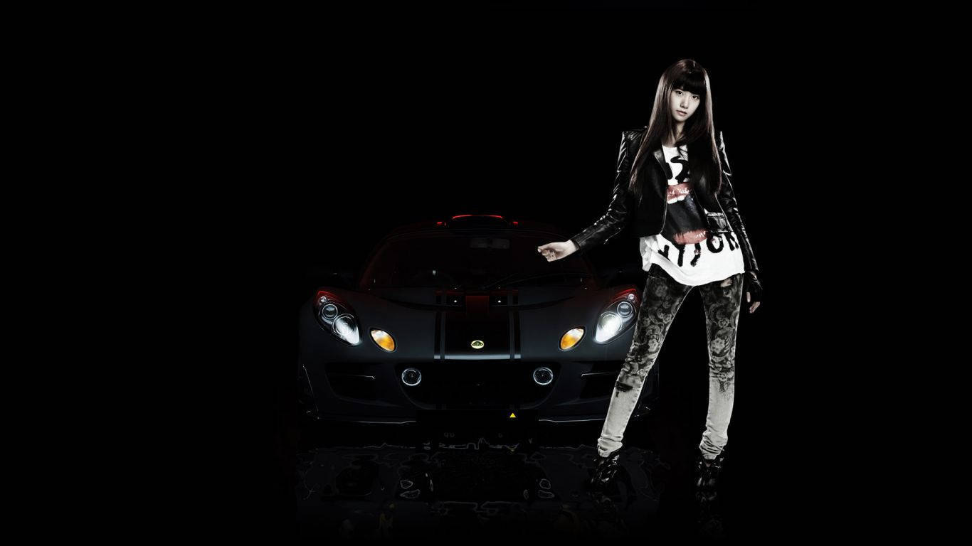 girls 桌布 壁紙 — 一位時尚女性身穿黑色皮革，站在一輛發光的黑色跑車旁邊，背景昏暗。
