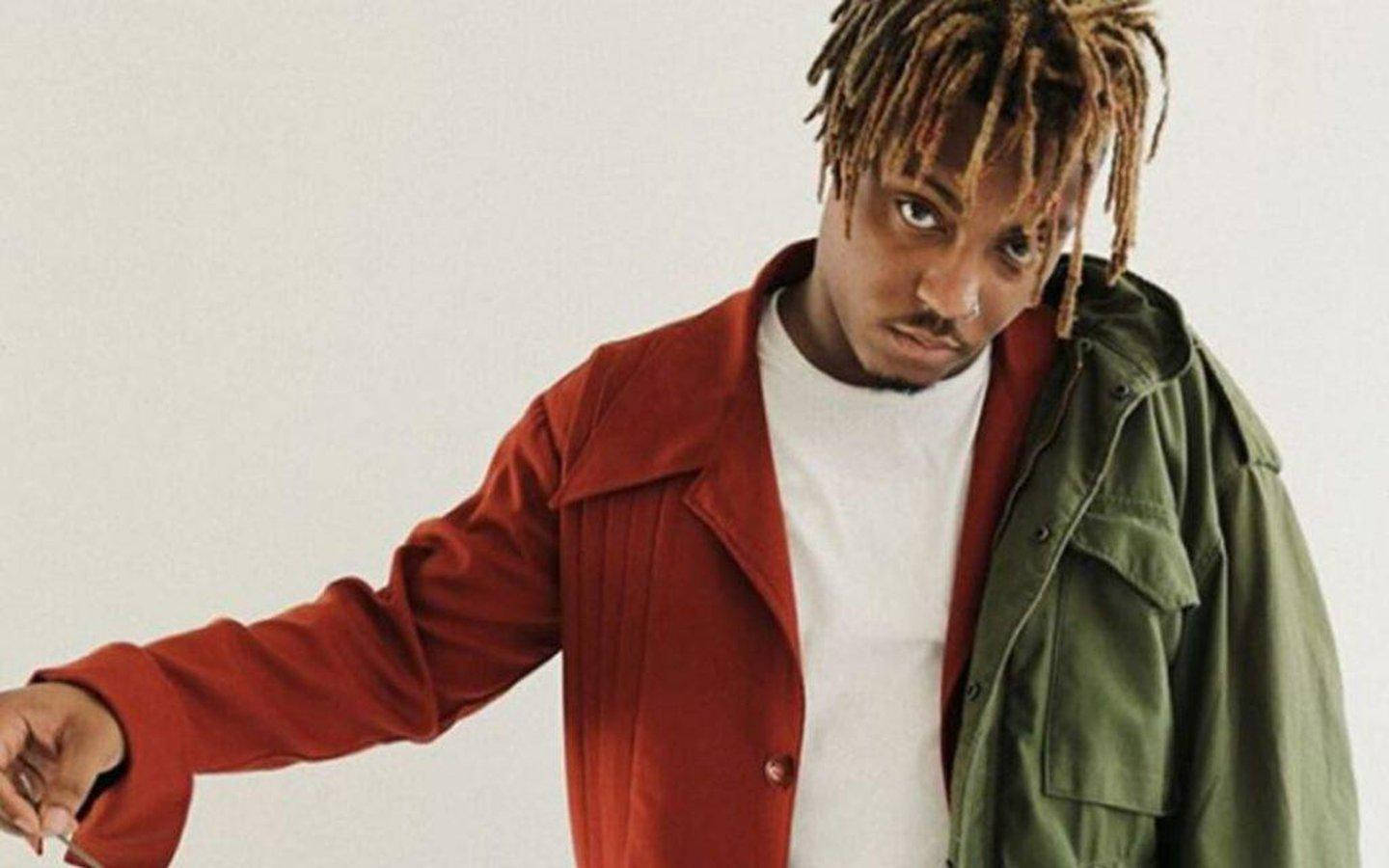 留著金色辮子的男士穿著紅色和綠色的疊搭外套。 — Juice Wrld 壁紙