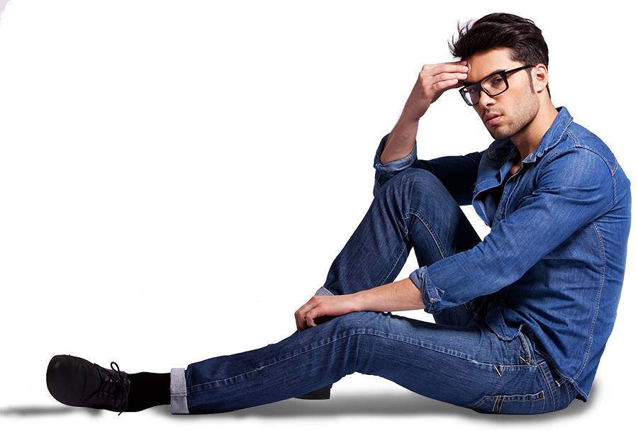 Denim 桌布 壁紙 — 一位時尚男士身穿牛仔服飾、戴著眼鏡，隨意地坐在純白背景前，一手放在額頭上。