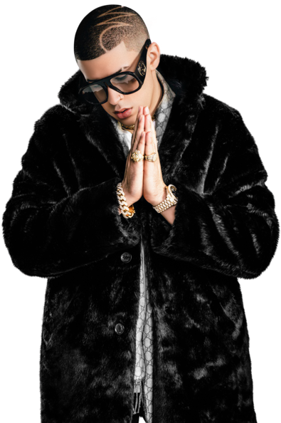 Bad Bunny Free 桌布 壁紙 — 一位時尚男士身穿黑色皮草外套和太陽眼鏡，在純黑背景前合十祈禱。