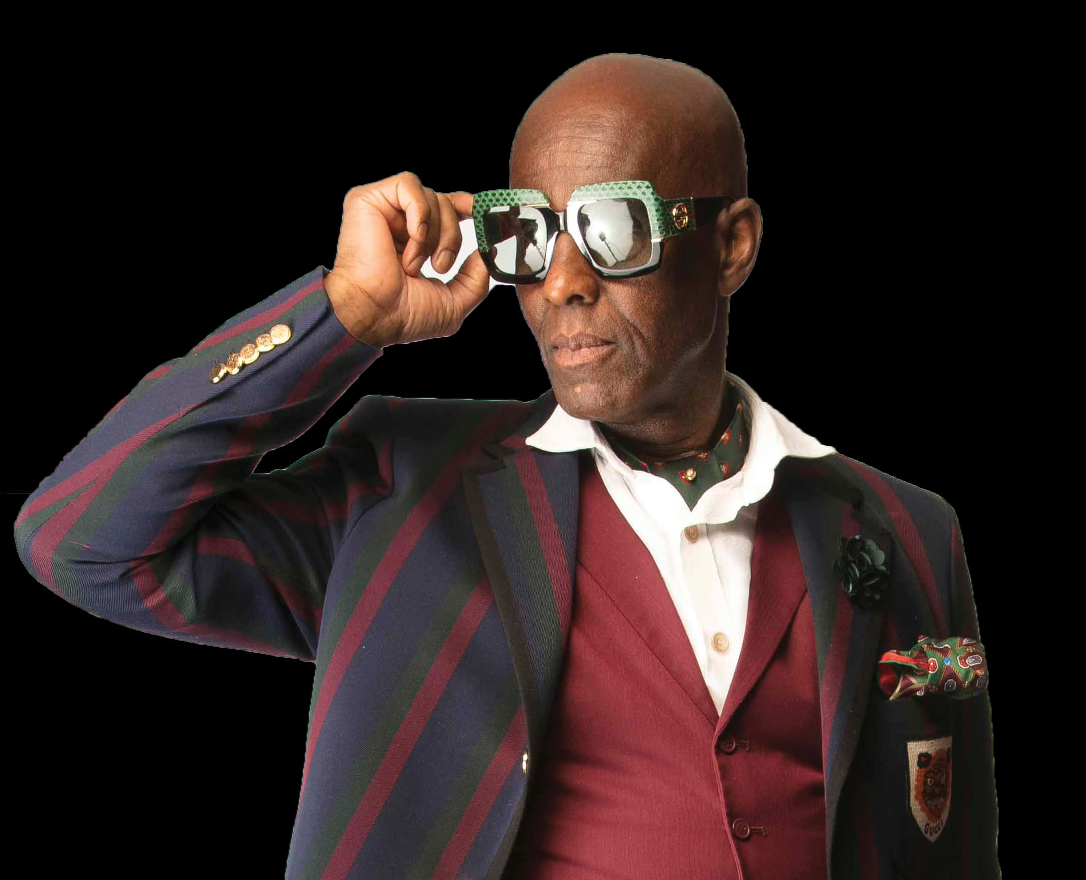 Sunglasses 桌布 壁紙 — 一位時尚的光頭男士穿著條紋西裝，在黑色背景前調整他的圖案太陽眼鏡。