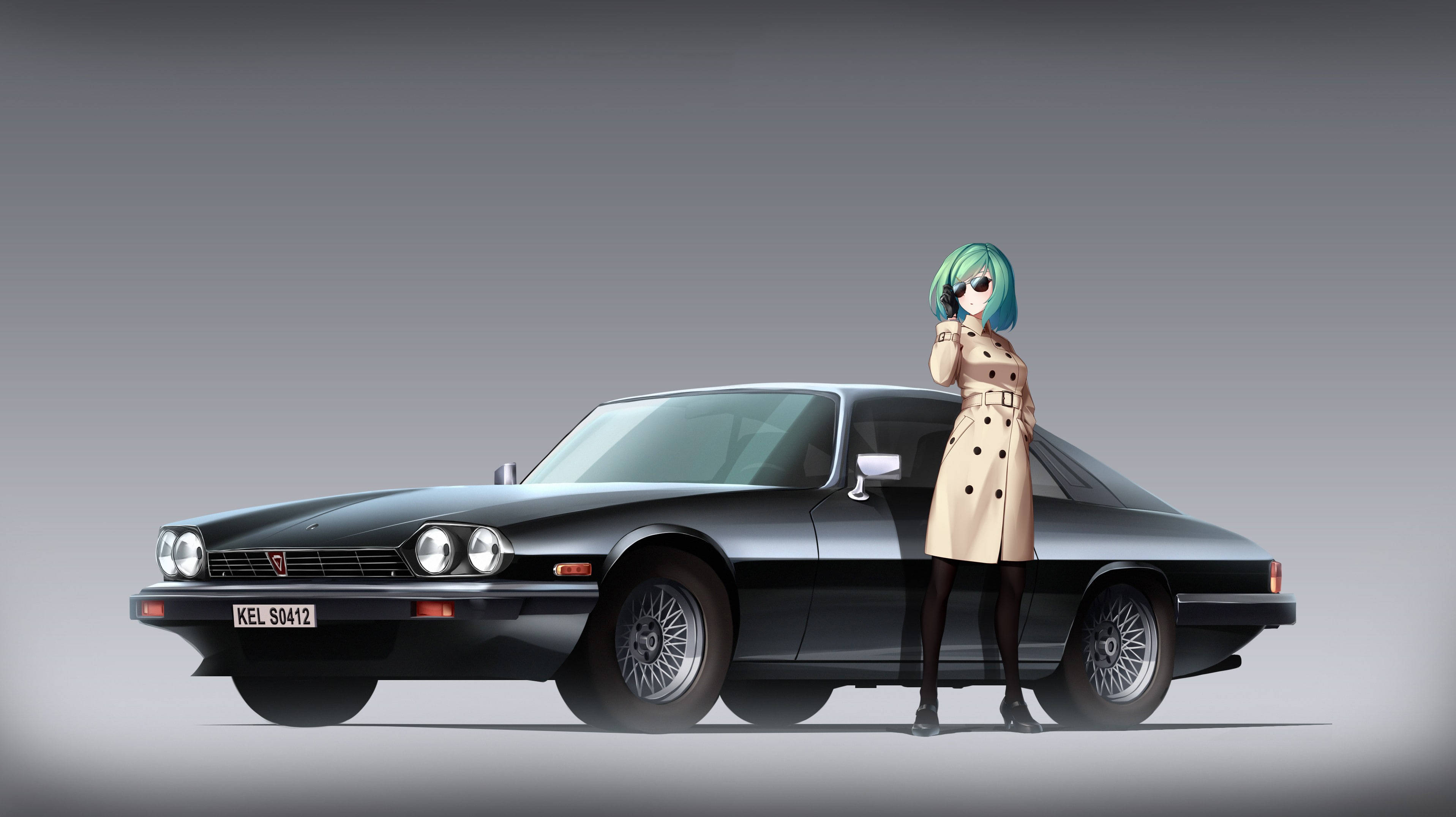 動漫車 桌布 壁紙 — 一位時尚的動漫女孩，擁有藍綠色頭髮和太陽眼鏡，站在一輛時尚的黑色經典汽車旁，背景是純灰色。