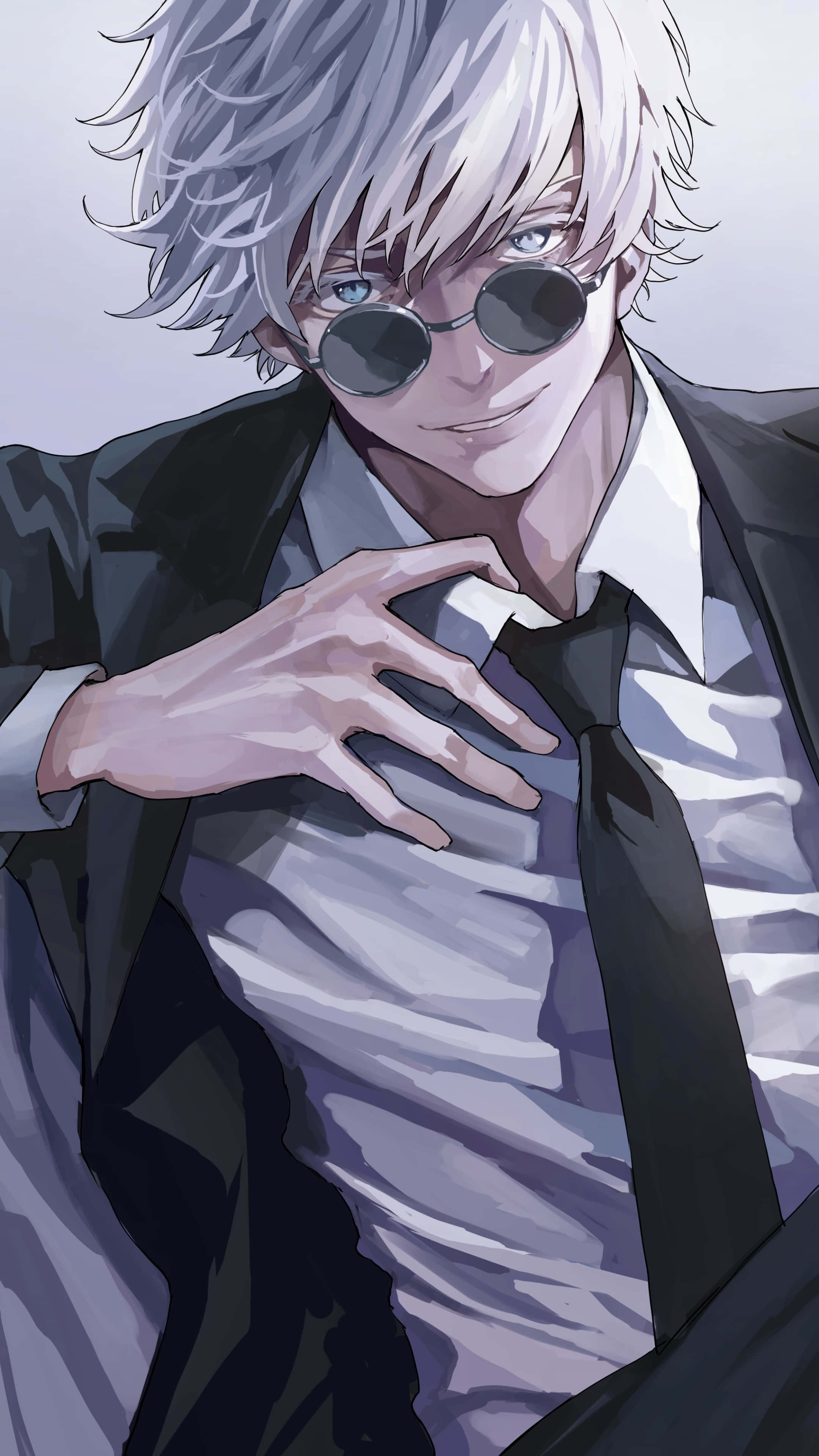 Anime White 桌布 壁紙 — 一位時尚的動畫男子，銀色頭髮和圓形太陽眼鏡，在柔和的灰色背景前調整領帶。
