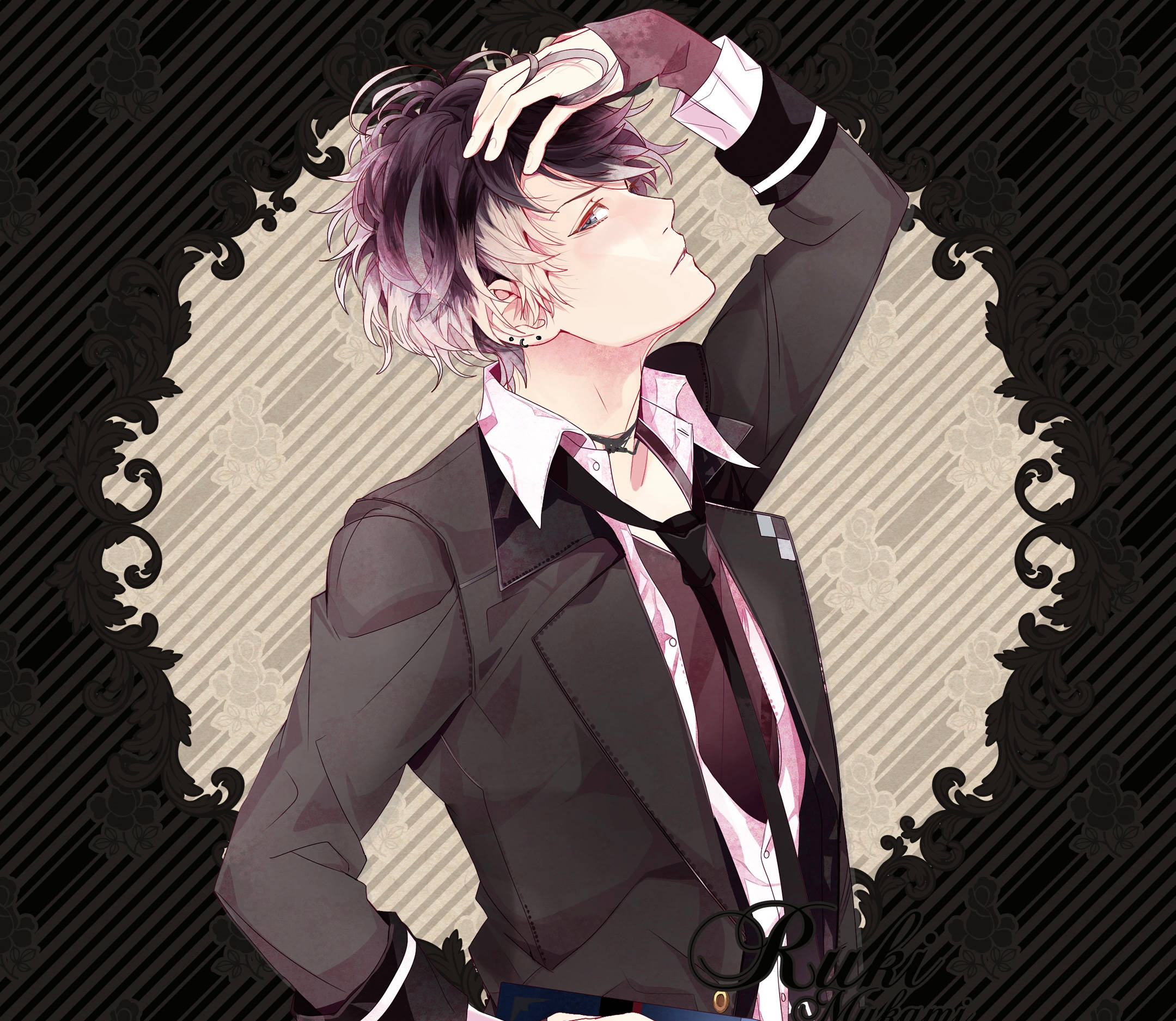 Diabolik Lovers 桌布 壁紙 — 一位時尚的動畫男性，紫色頭髮和黑色西裝，在華麗的黑色和米色壁紙背景前自信地擺姿勢。