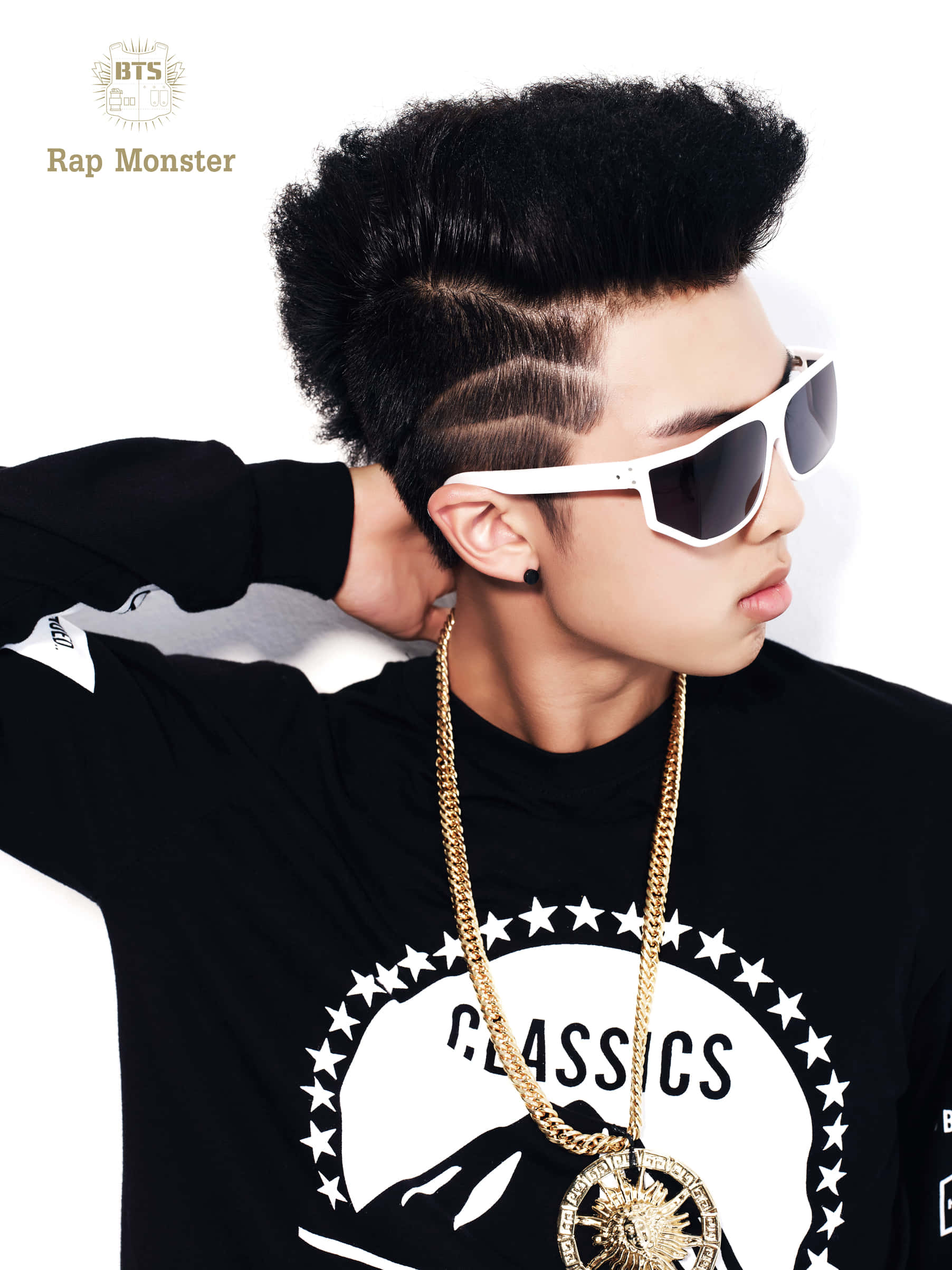 Bts Rap Monster 桌布 壁紙 — 一位時尚的年輕男子，擁有前衛的髮型和白色太陽眼鏡，在純白背景前自信地擺姿勢。