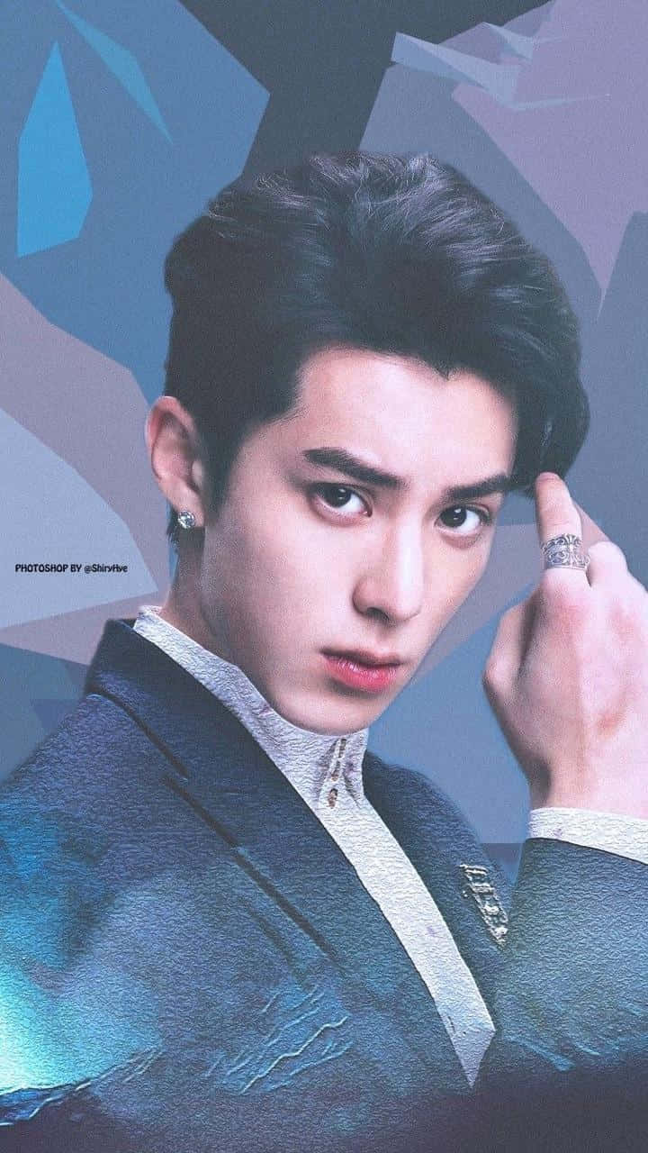 Dylan Wang 桌布 壁紙 — 一位時尚的年輕男子穿著質感西裝外套，在幾何藍色和紫色背景前戴著戒指和耳環擺姿勢。