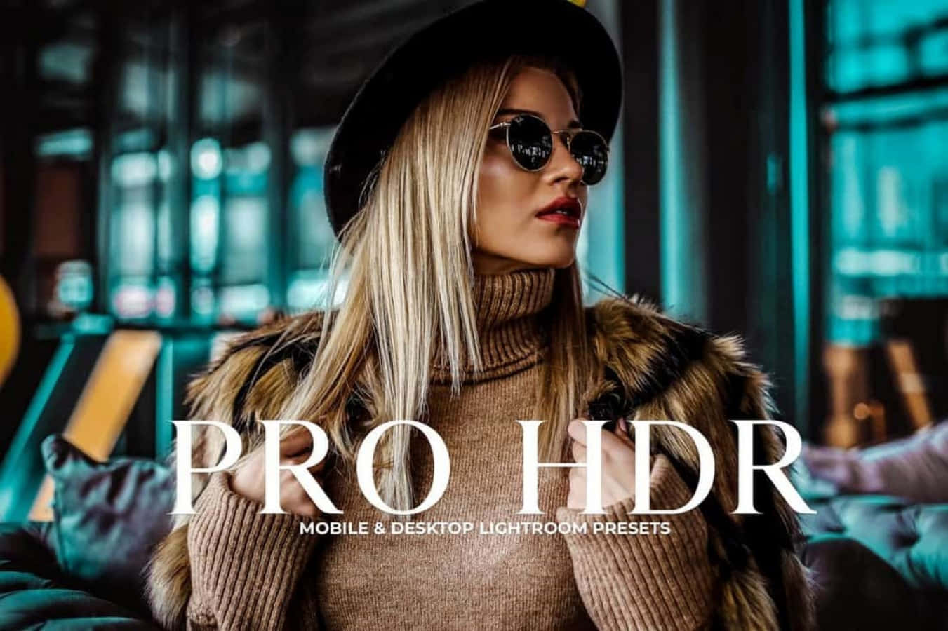 Lightroom Preset 桌布 壁紙 — 一位時尚的金髮女性，戴著黑色帽子，穿著毛邊毛衣，在室內自信地擺姿勢，燈光為青綠色。