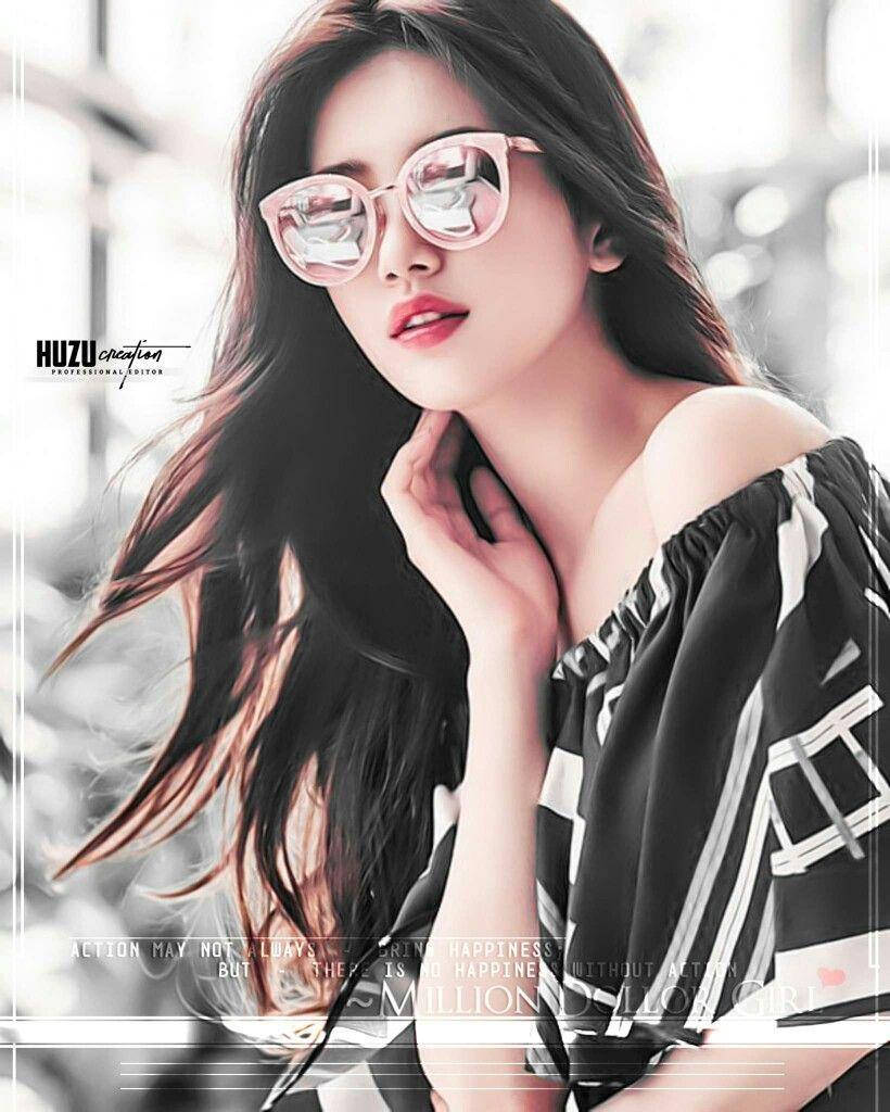 attitude 4K 桌布 壁紙 — 一位時尚的長黑髮女性戴著粉紅色框眼鏡和黑白露肩上衣，背景是模糊的城市景觀。