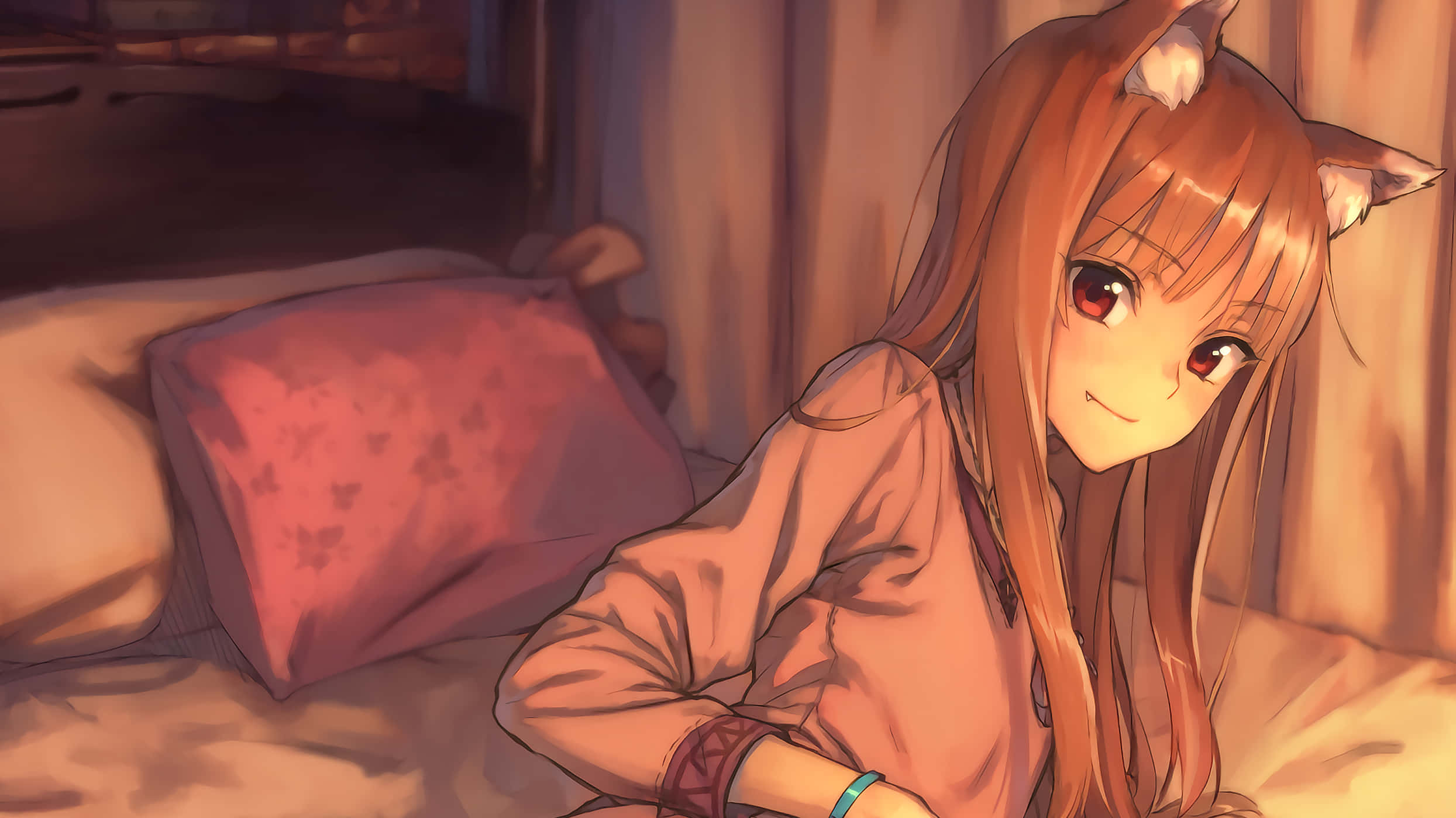 Spice And Wolf 桌布 壁紙 — 一位暖色調的動漫女孩，長著狐狸耳朵和紅色眼睛，坐在舒適房間的床上，溫柔地微笑。