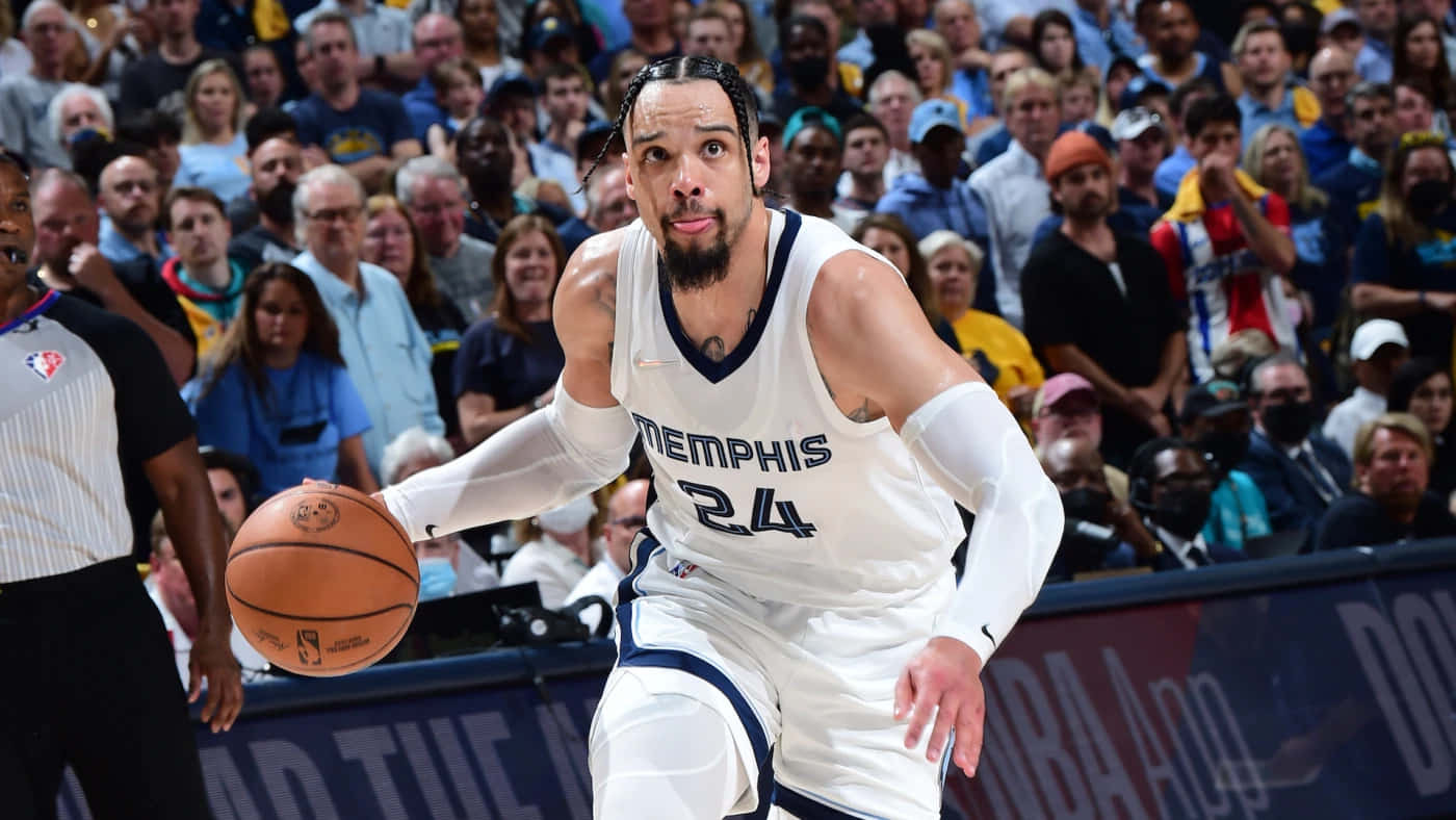 Dillon Brooks 桌布 壁紙 — 一位曼菲斯灰熊籃球運動員在擠滿觀眾的場館比賽中，帶著強烈的專注力運球。